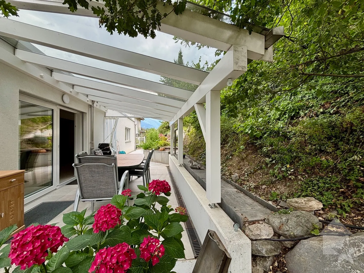 Villa contemporaine composées de 2 spacieux appartements - Photo 2 of 2