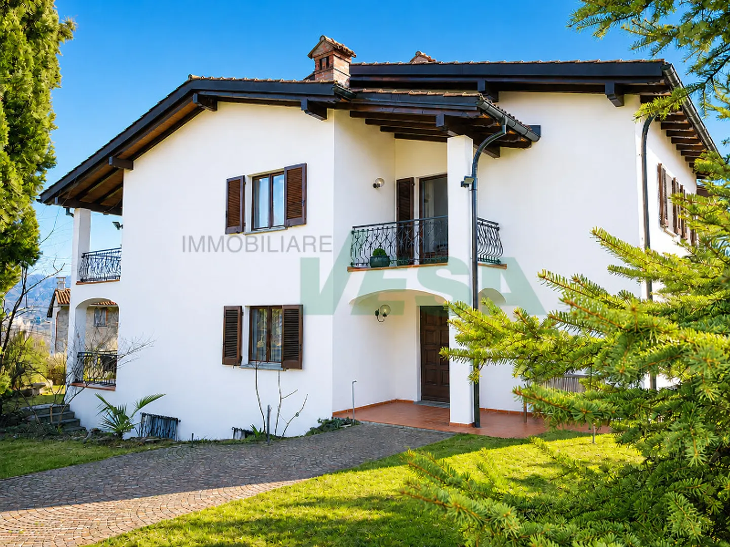 Elegante e spaziosa villa in stile mediterraneo con grande terreno - Photo 5 of 13