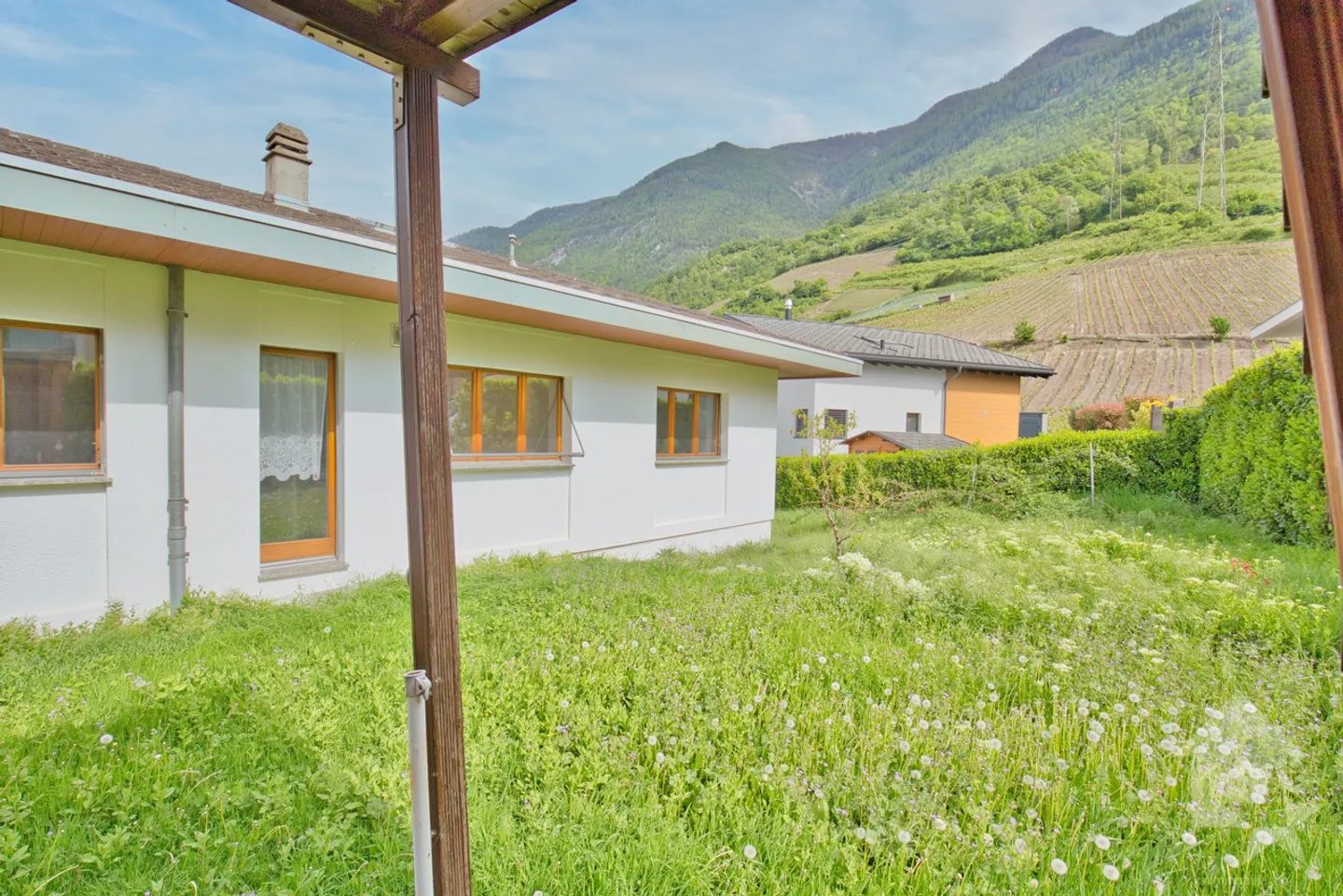 Villa traditionnelle avec grand sous-sol implantée sur une grande parcelle de 1'075 m2 - Photo 3 sur 13