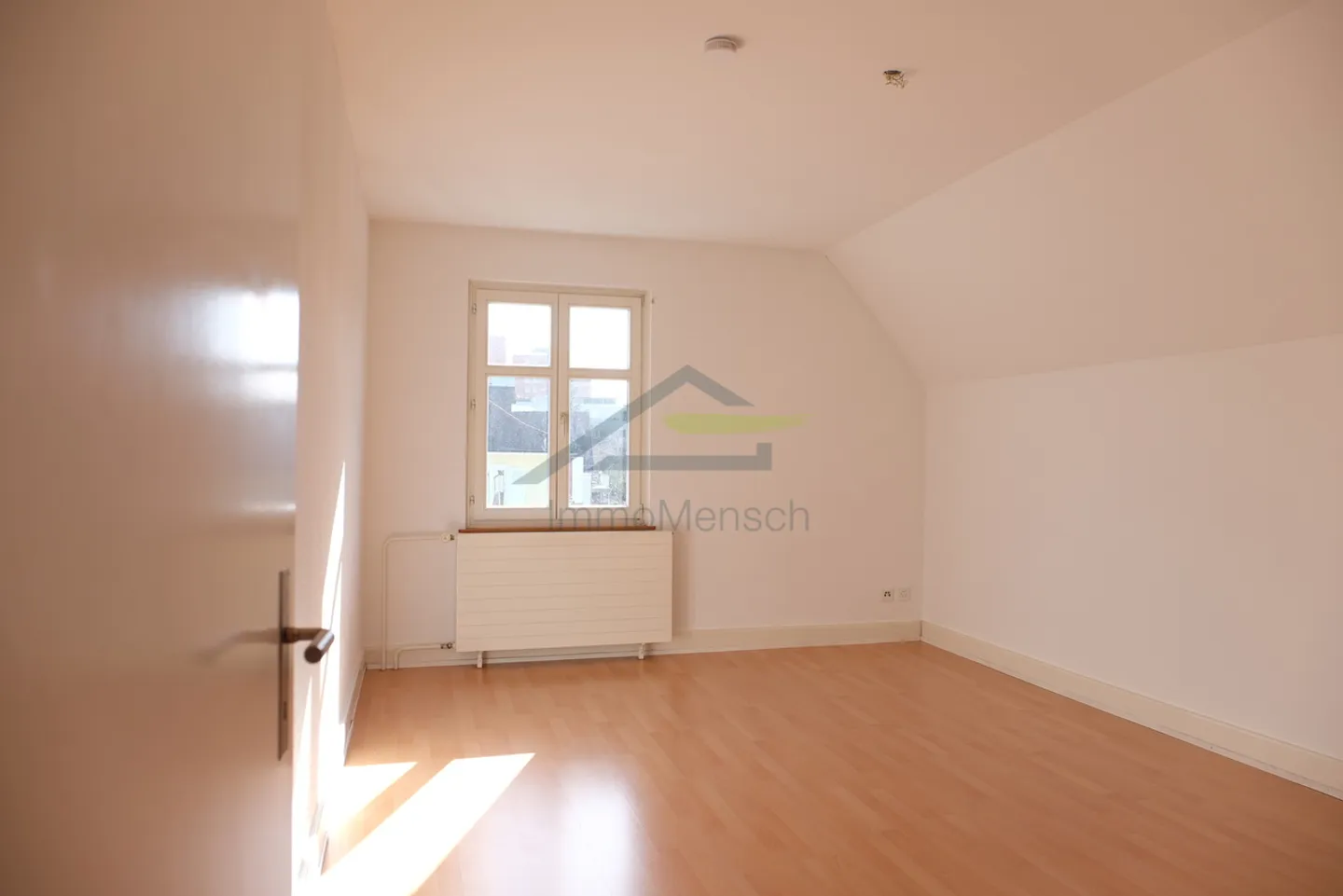 Exciting Opportunity: Beautiful Semi-Detached House with Apartment - Photo 6 of 13