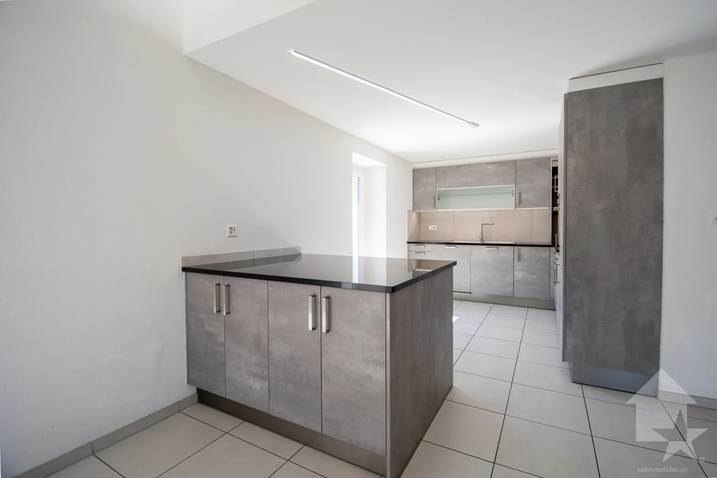 Spacious high-end duplex with 4.5 rooms in the center of Leytron - Photo 4 of 11