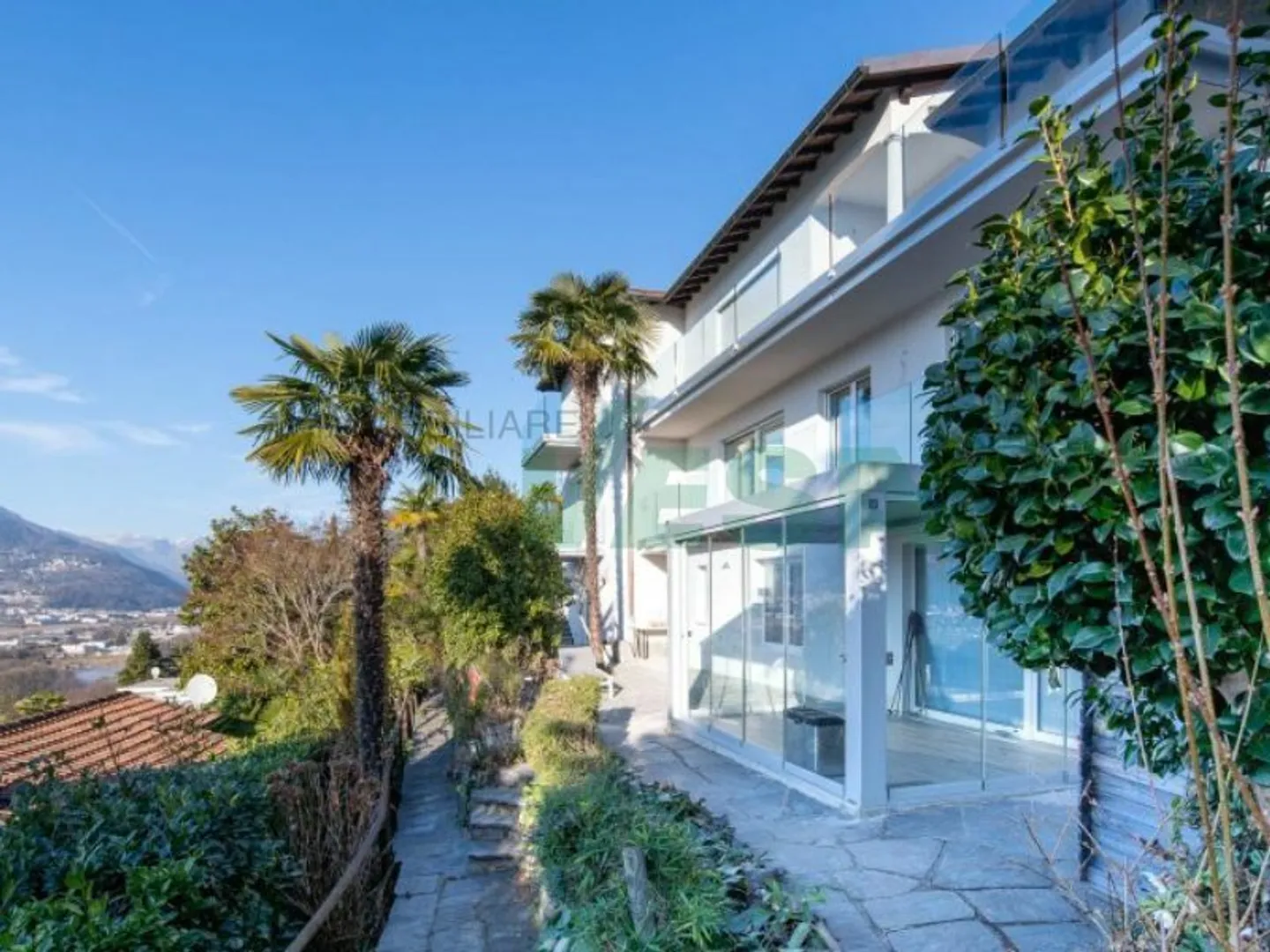 Délicieux studio avec vue sur le lac et belle terrasse - Photo 1 sur 10