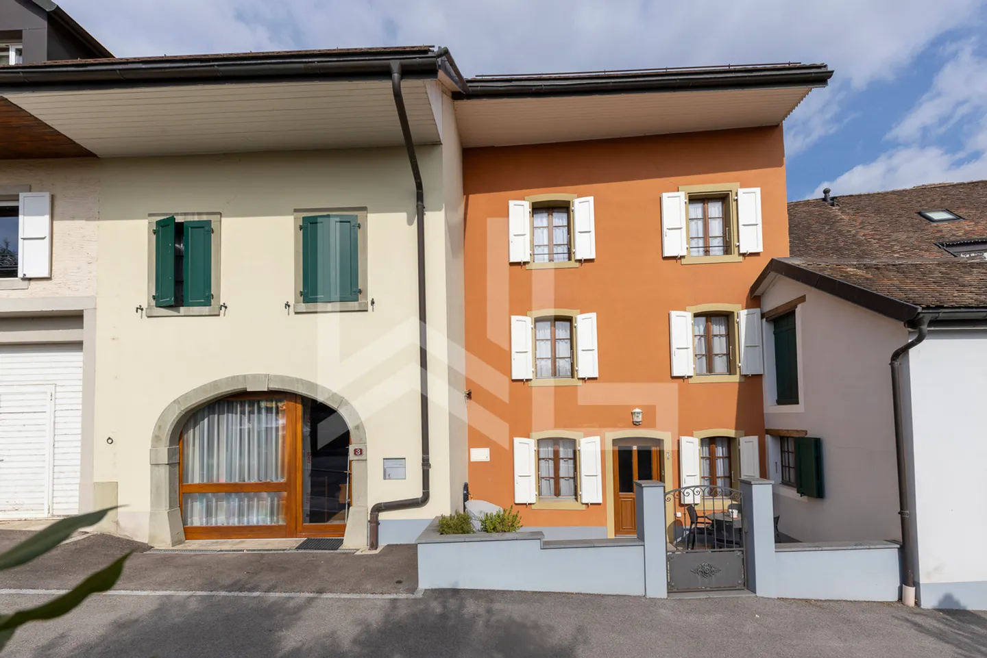 AUTHENTIQUE MAISON DE VILLAGE AVEC JARDIN - Photo 1 sur 5