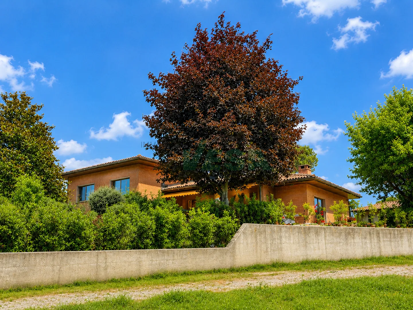 Villa élégante et spacieuse avec un appartement de deux pièces et un grand jardin - Photo 1 sur 13