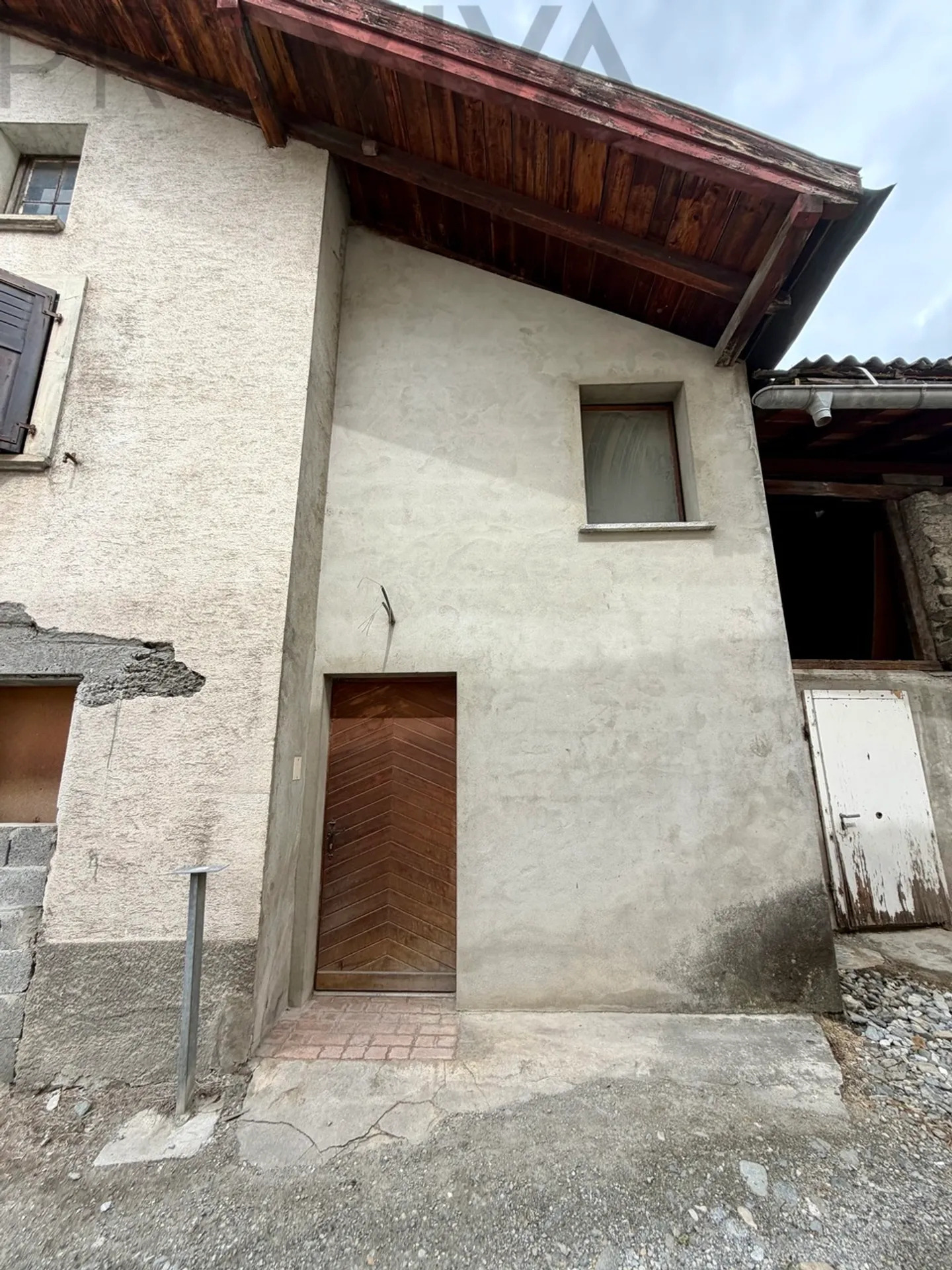 Unique renovation property with charm and potential - Photo 2 of 3