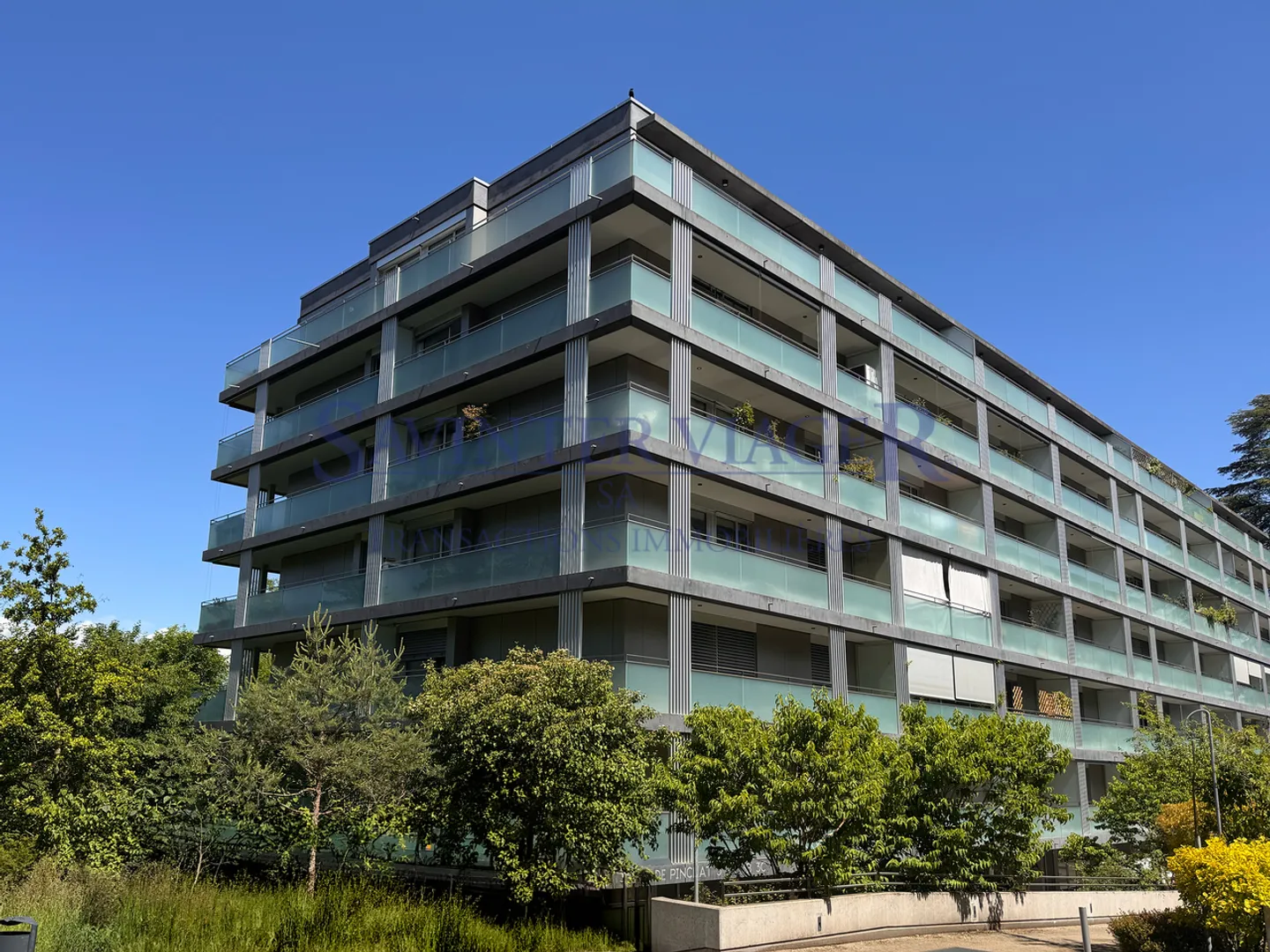 Carouge - Elegante 3-Zimmer-Wohnung mit großem Balkon und unverbautem Blick - Foto 1 von 13