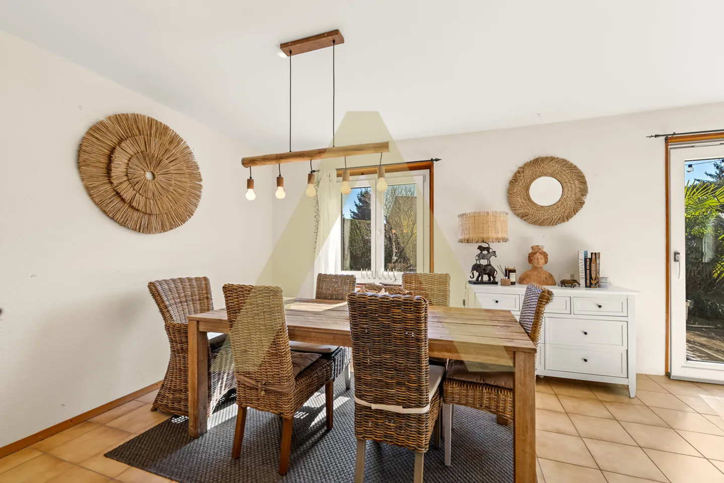 A pleasant house surrounded by greenery - Photo 4 of 8