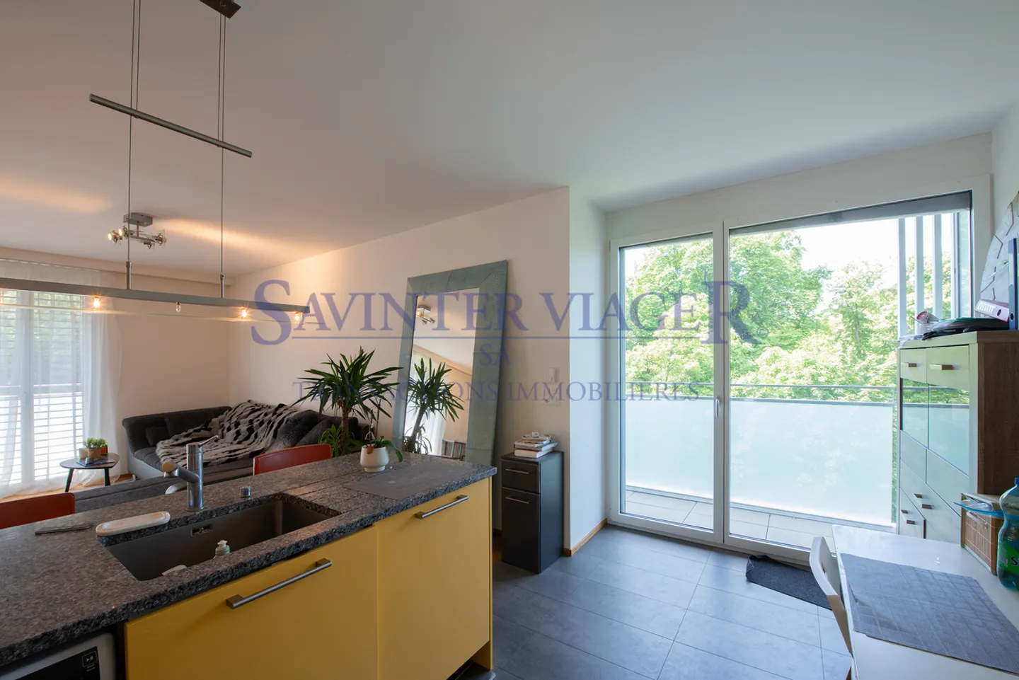 Carouge - Elegante 3-Zimmer-Wohnung mit großem Balkon und unverbautem Blick - Foto 7 von 13