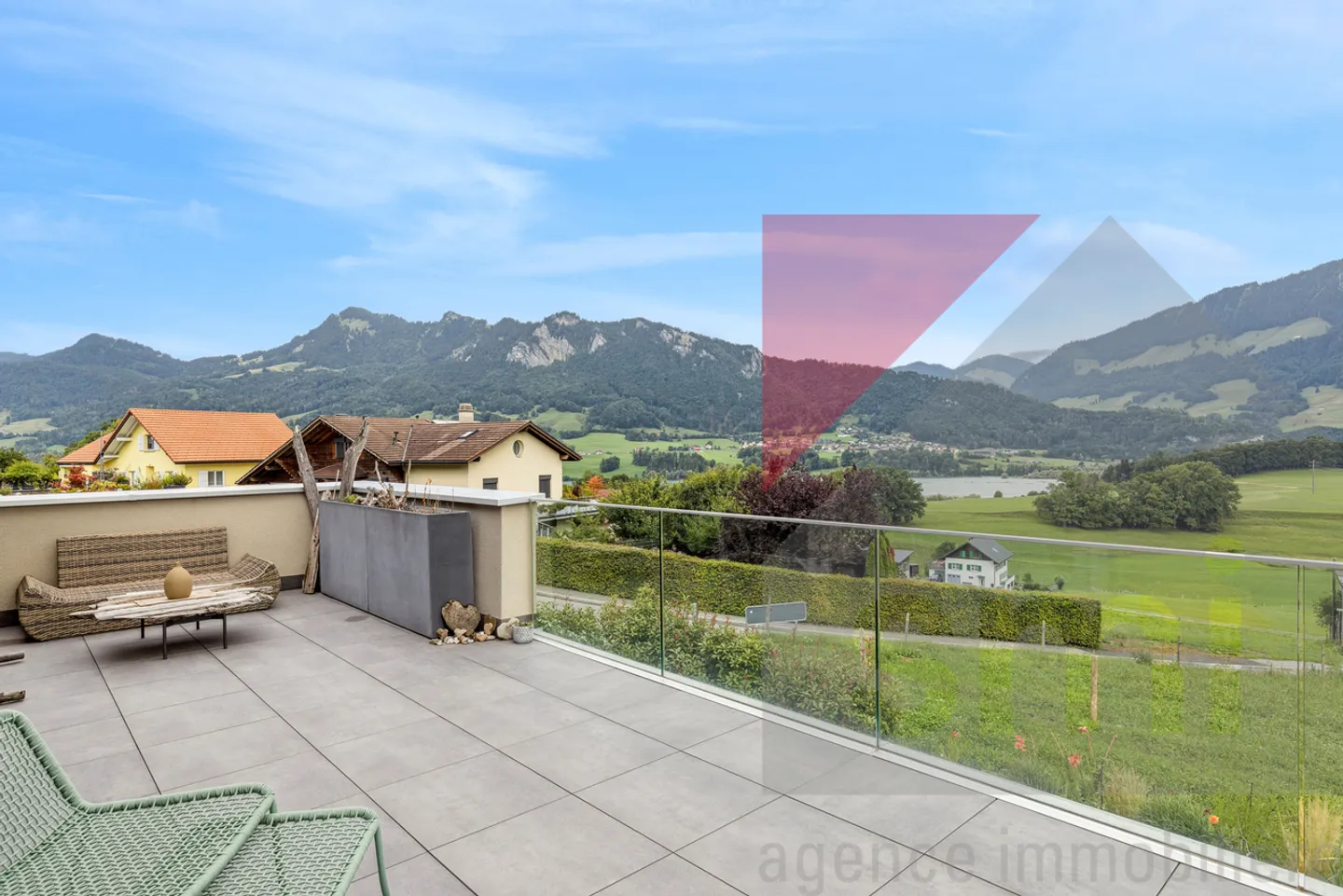 Magnifico appartamento con terrazza affacciata sul lago e sulle Prealpi - Foto 2 di 13