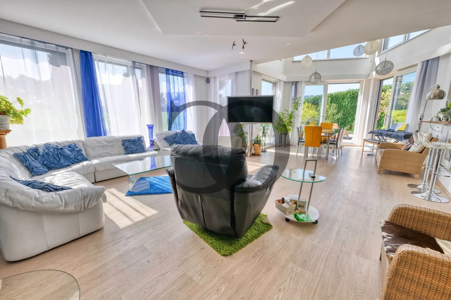 Superb family property with swimming pool - Photo 3 of 13