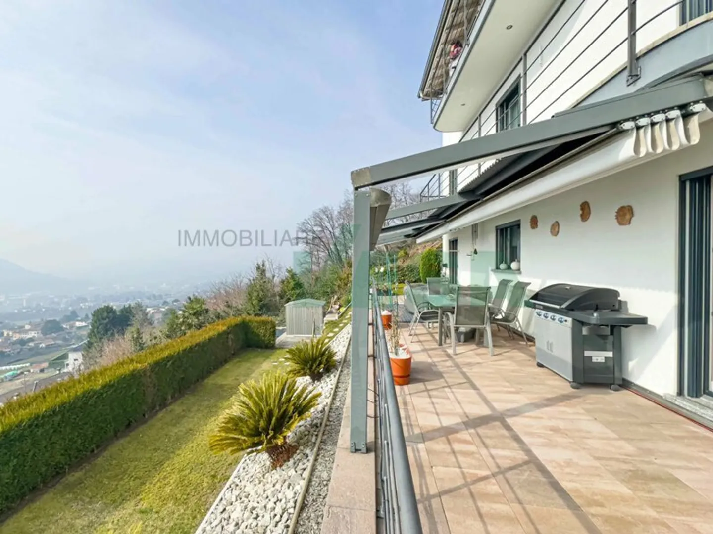 Moderna e luminosa villa mono-bifamiliare con splendida vista aperta - Foto 3 von 13