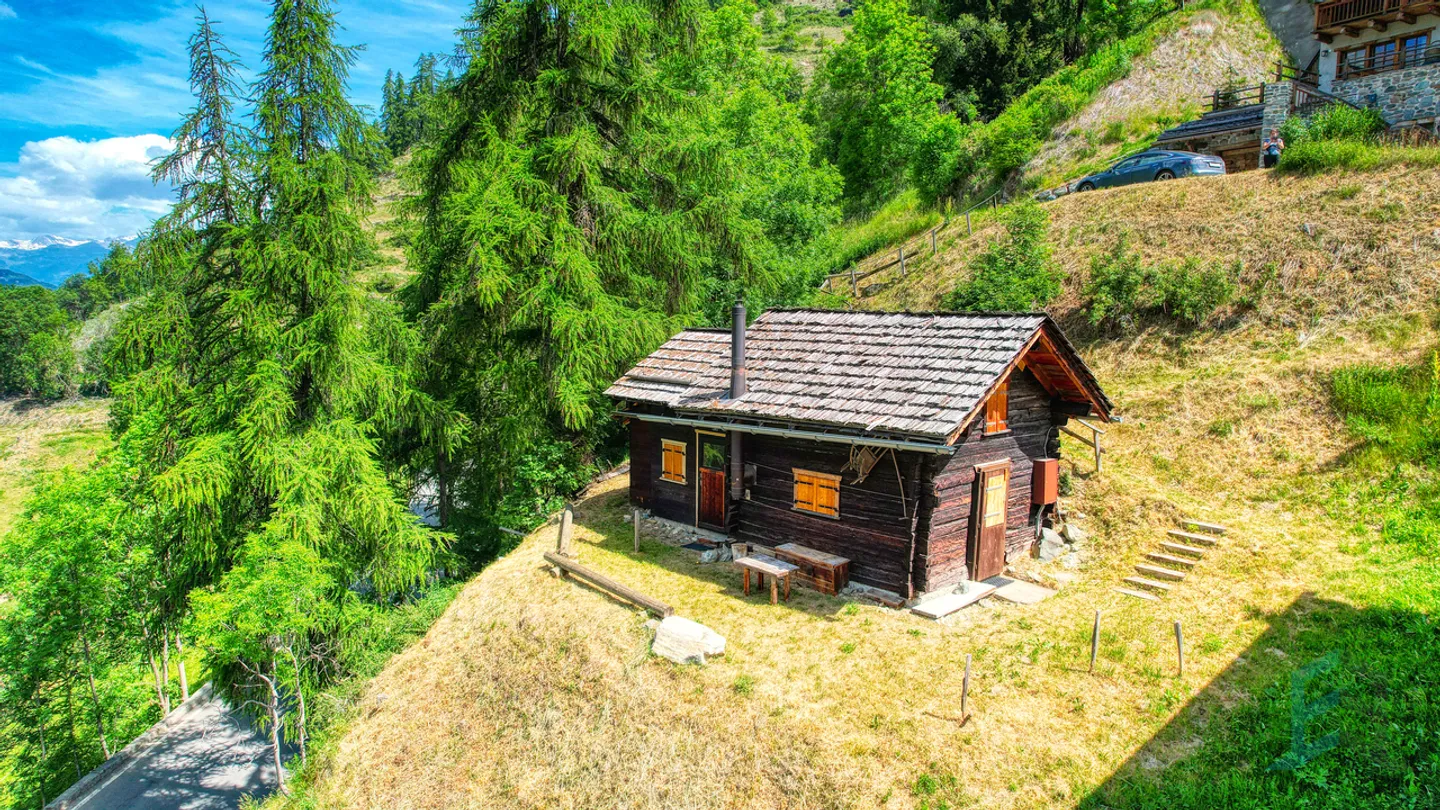 ESCLUSIVO Chalet rustico di 3 ½ locali con vista panoramica - Foto 1 di 13