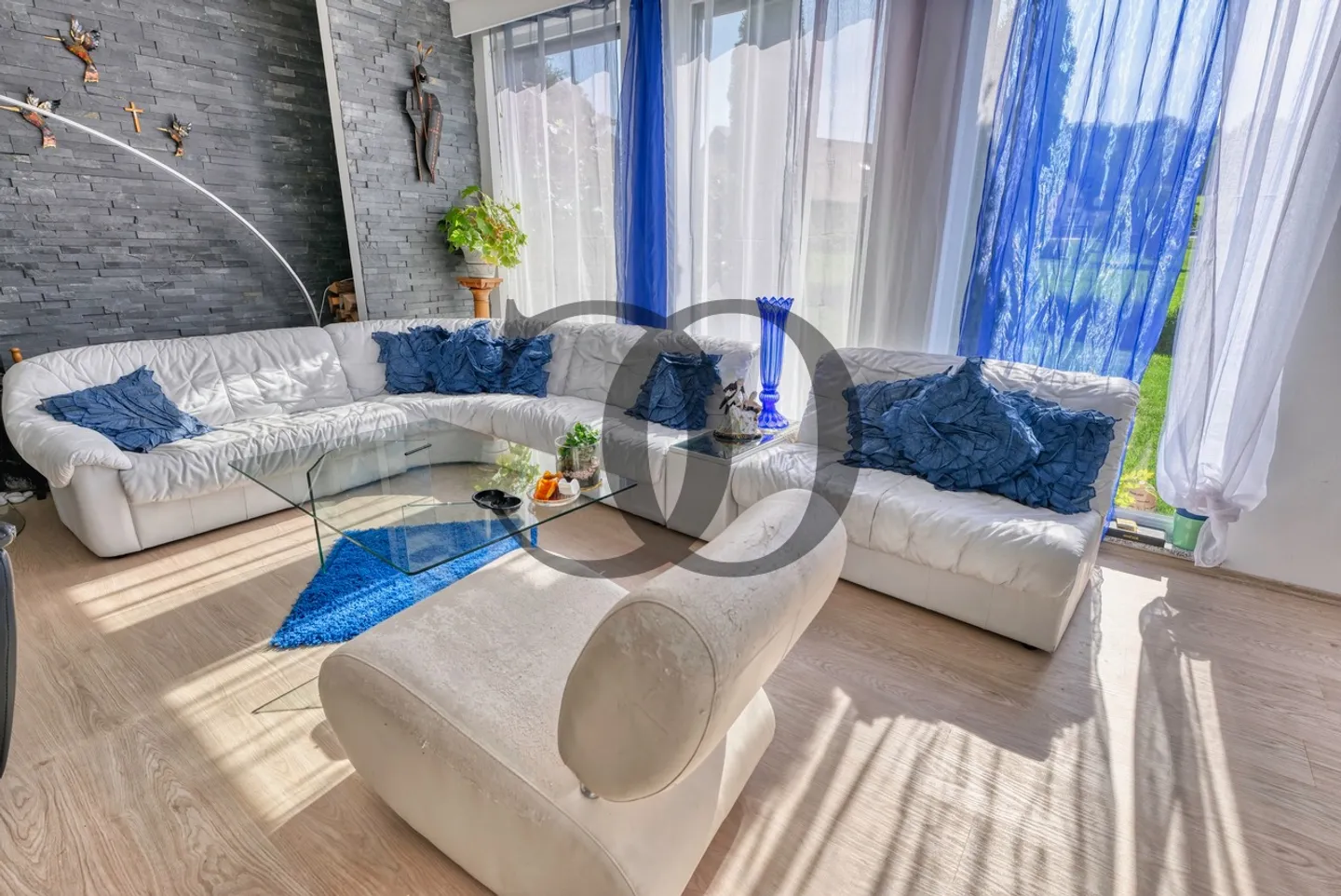 Superb family property with swimming pool - Photo 5 of 13