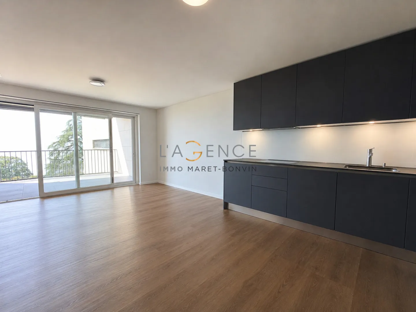 Appartement 3,5 pièces avec grand balcon, piscine et vue sur le lac - Photo 2 sur 8