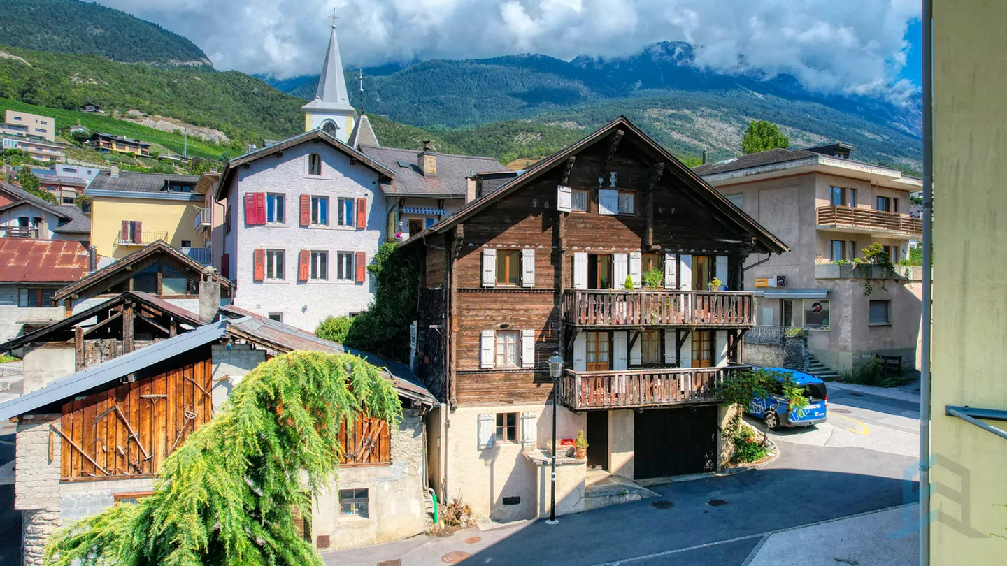 EXKLUSIV Dorfhaus mit 2 Wohnungen im Zentrum von Miège - Foto 1 von 13