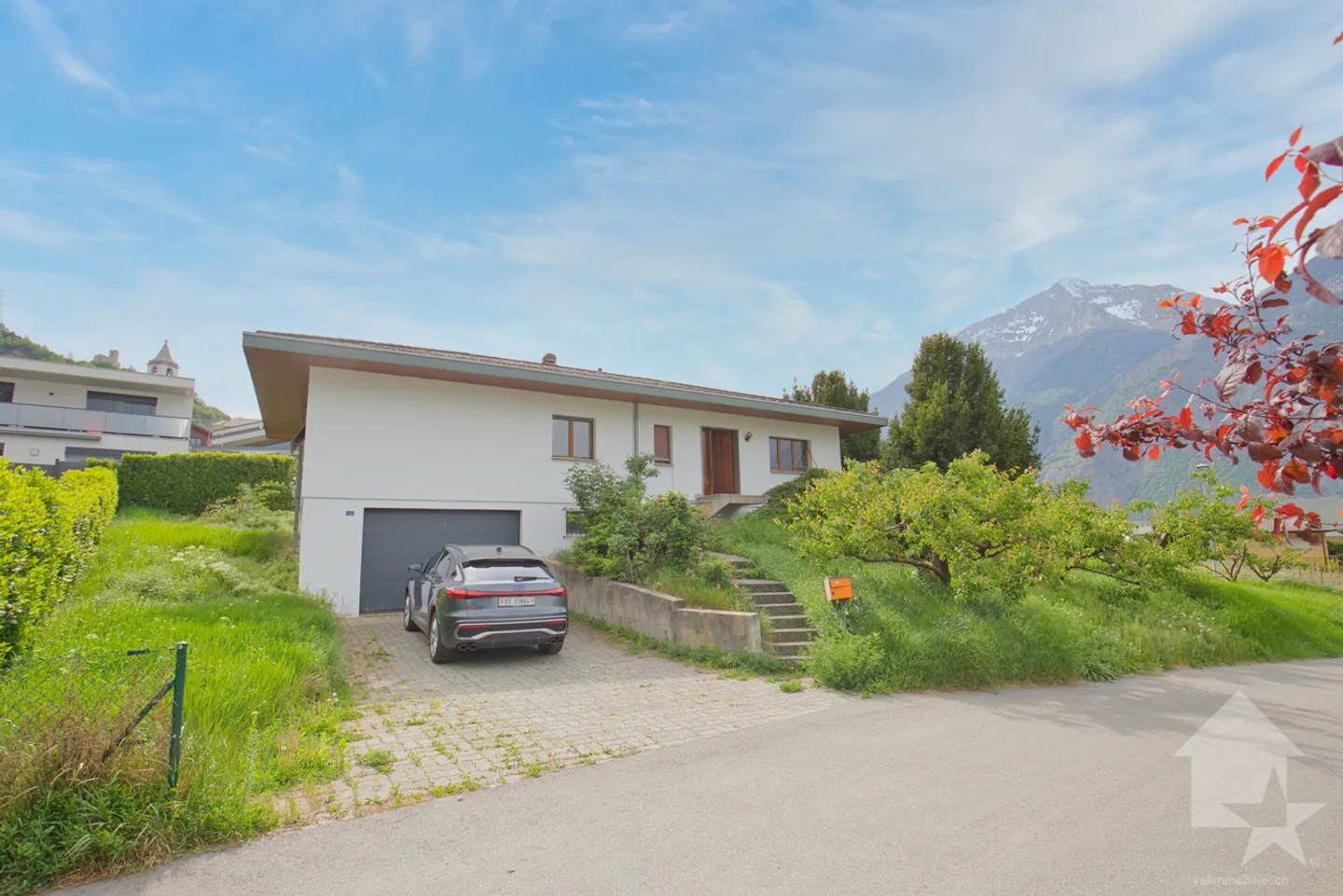 Villa traditionnelle avec grand sous-sol implantée sur une grande parcelle de 1'075 m2 - Photo 1 sur 13