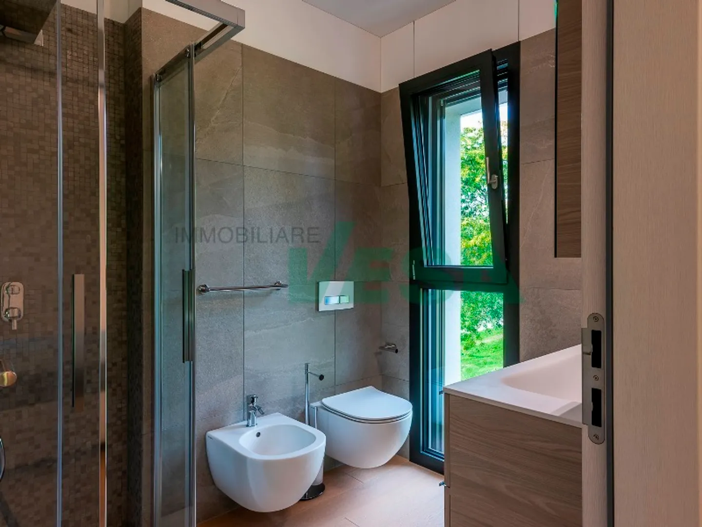 Appartement lumineux de 4,5 pièces avec terrasse et beau jardin privé - Photo 8 sur 13