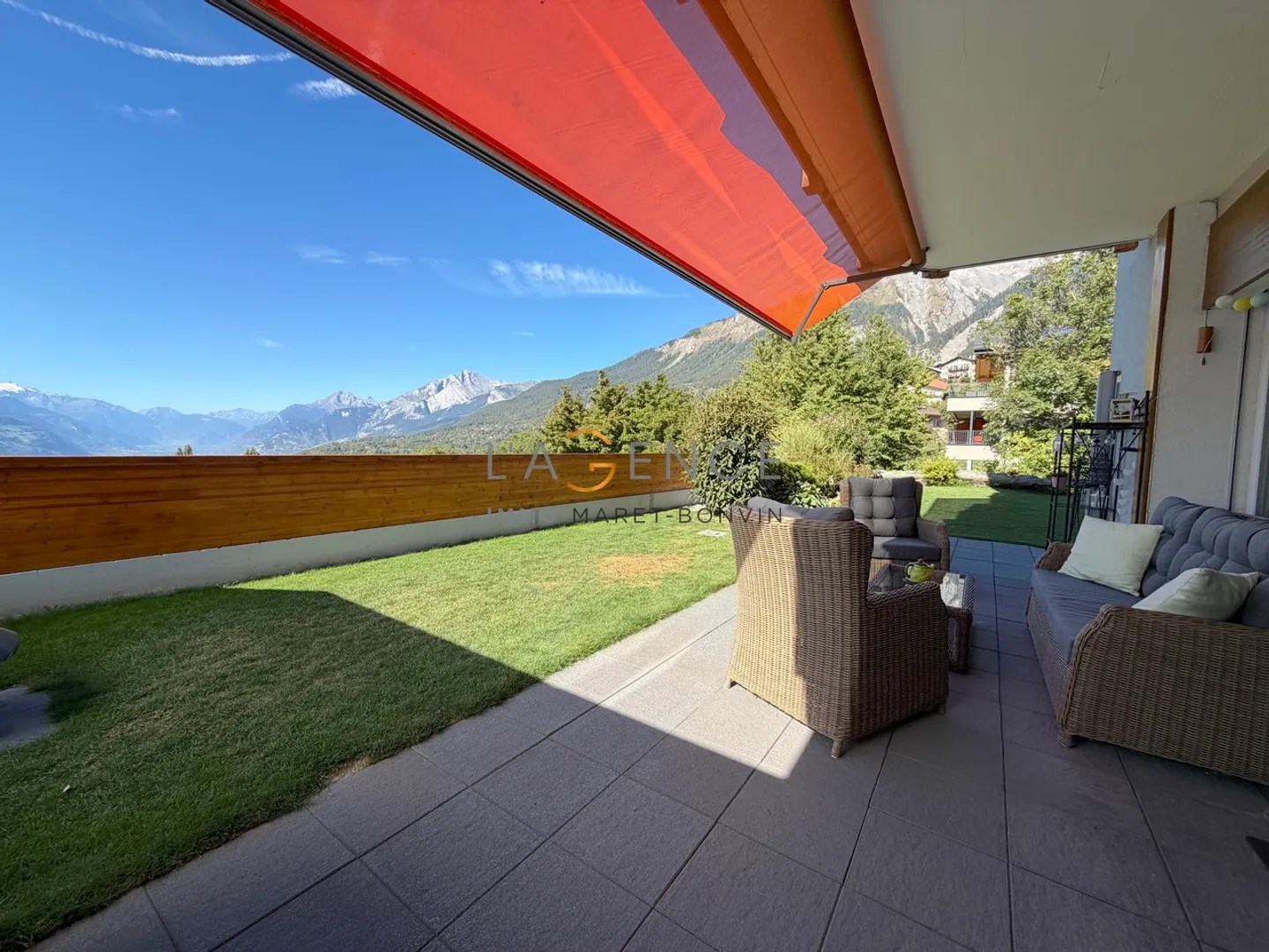 Arbaz - A generous garden-level apartment facing the Valais Alps - Photo 1 of 7