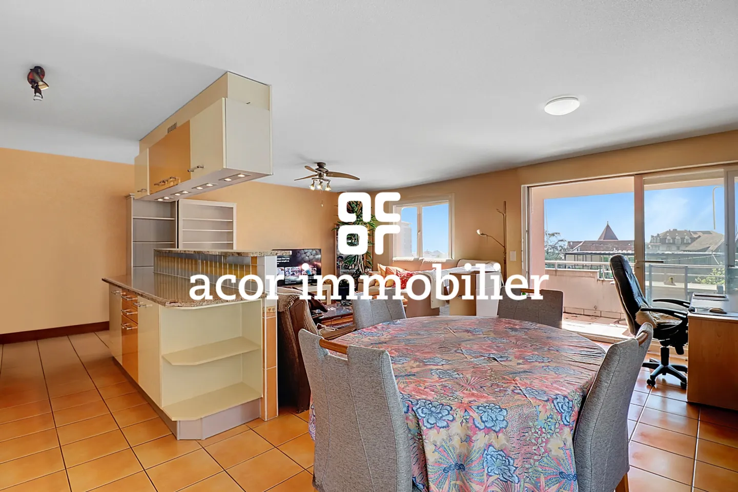 Hypercenter! Bright with a lakeside horizon close to transport - Photo 2 of 4