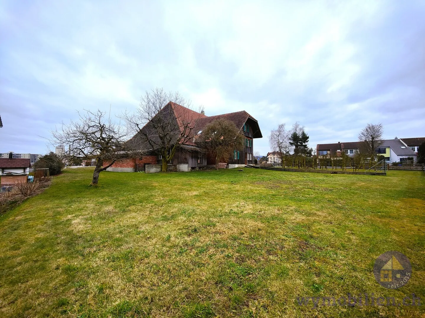 Farmhouse with 3 apartments + development potential! - Photo 3 of 13