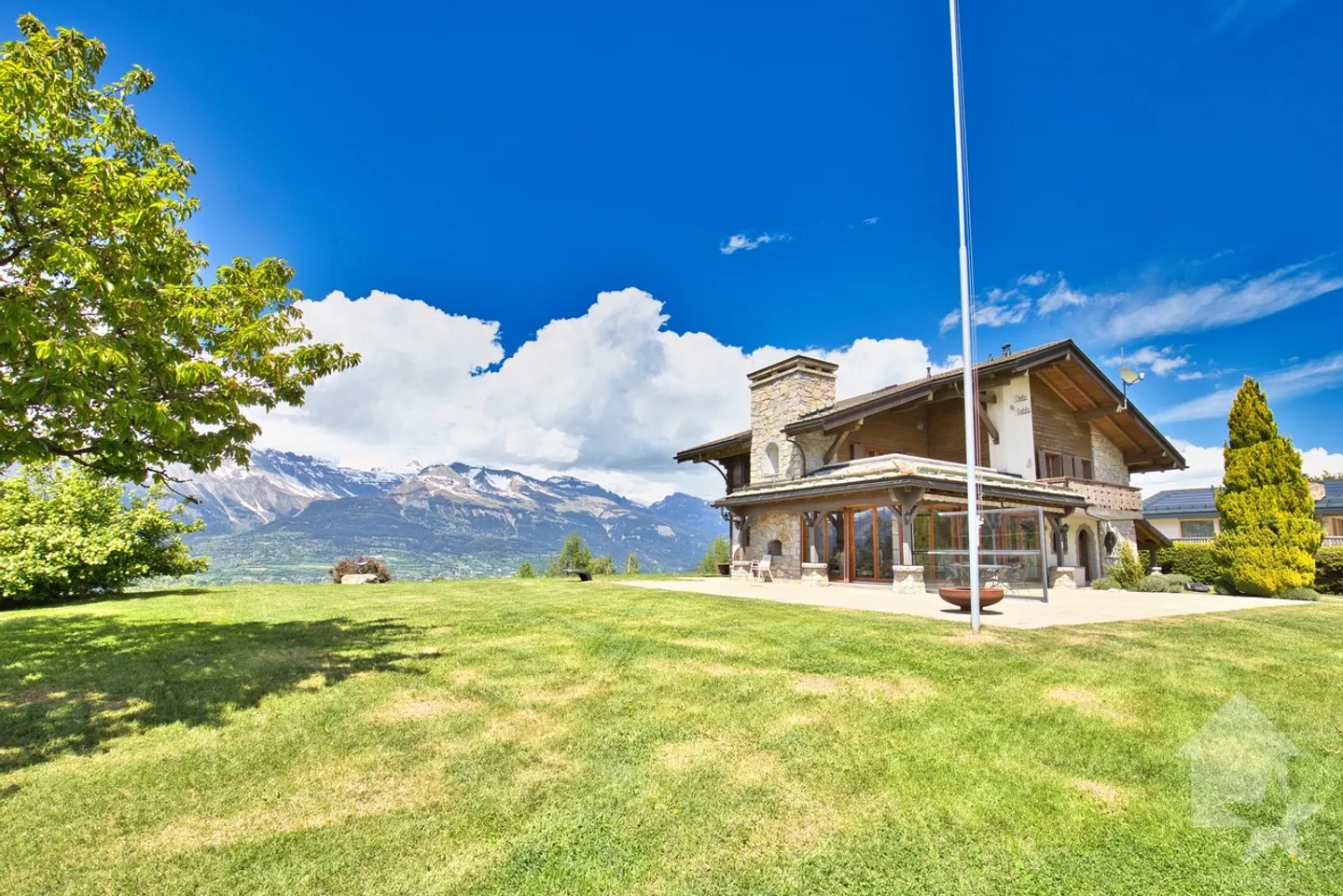 Chalet mit 2 Wohnungen auf einem großen Grundstück, außergewöhnliche Lage! - Foto 1 von 13