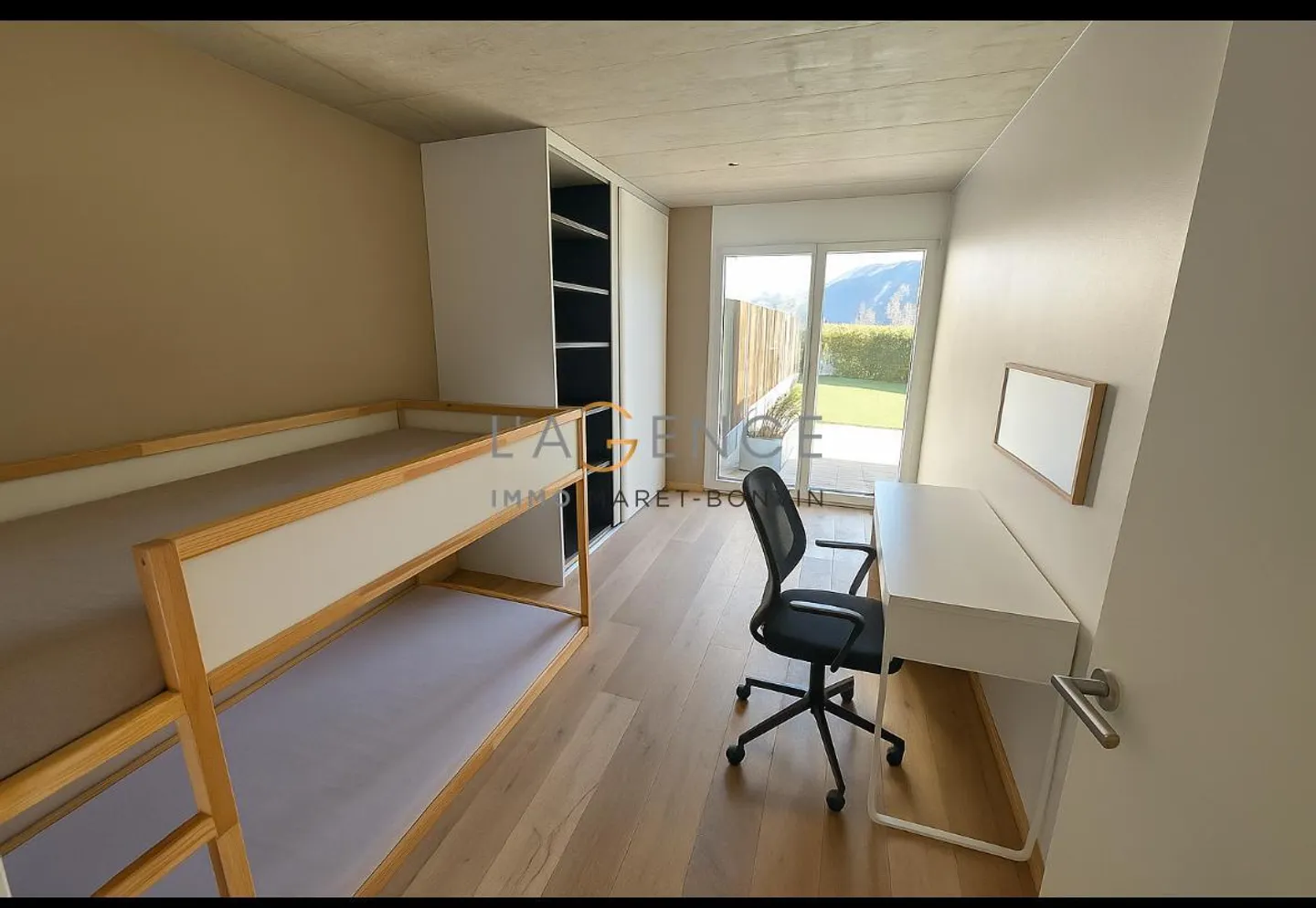 High-end adjoining house in a highly sought-after area - Photo 5 of 10