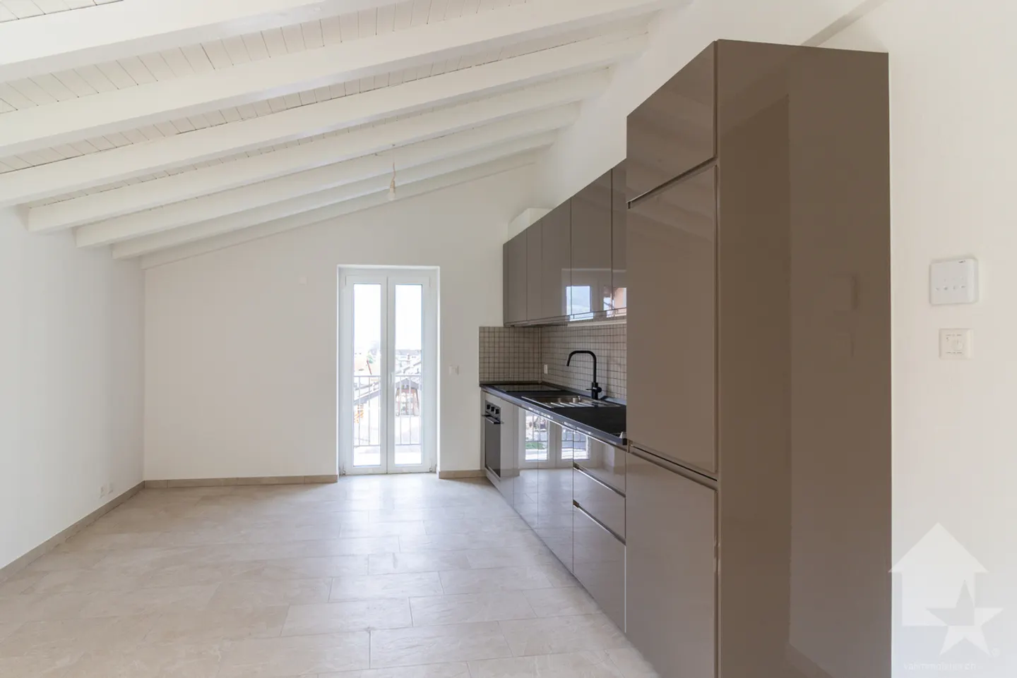 Renovierte 3,5-Zimmer-Duplex-Penthouse mit Balkon und herrlichem Blick - Foto 4 von 13