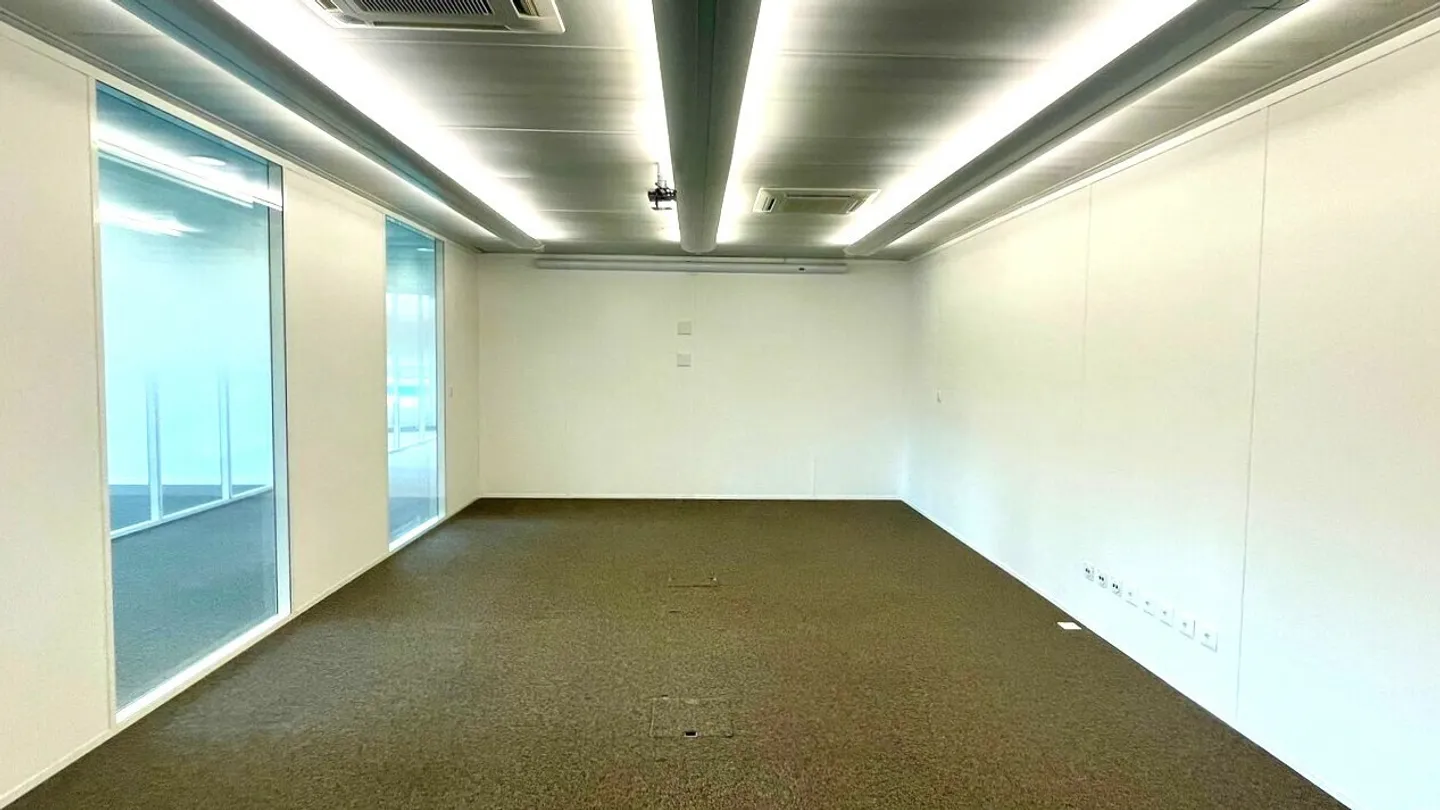 Large partially rented administrative premises. - Photo 3 of 6
