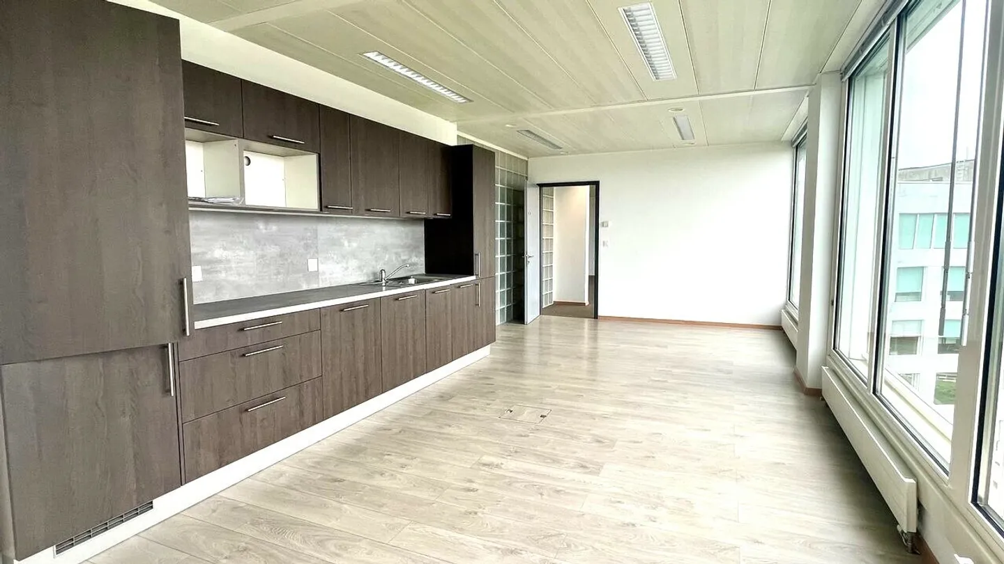 Large partially rented administrative premises. - Photo 5 of 6