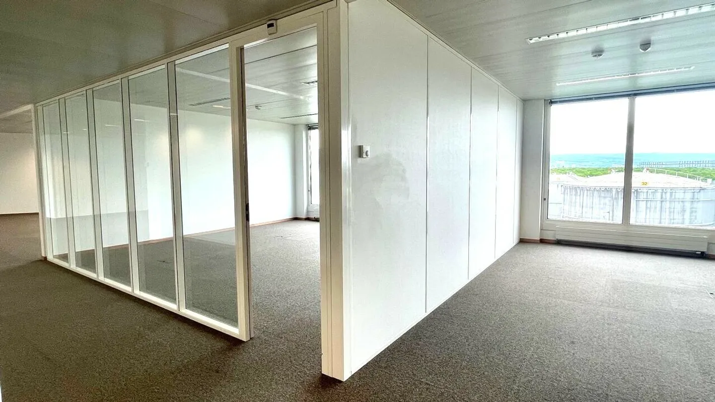 Large partially rented administrative premises. - Photo 2 of 6