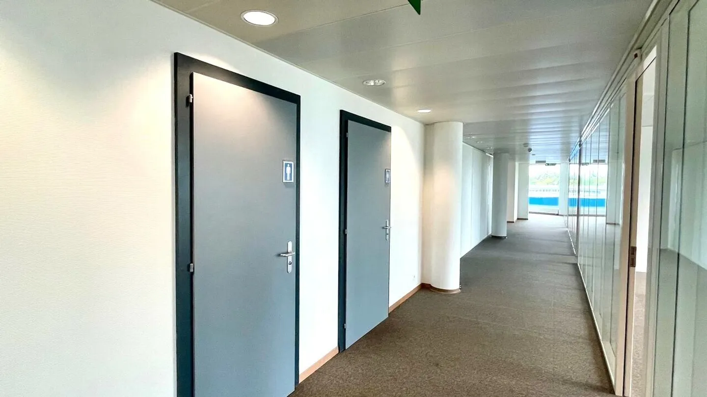 Large partially rented administrative premises. - Photo 4 of 6