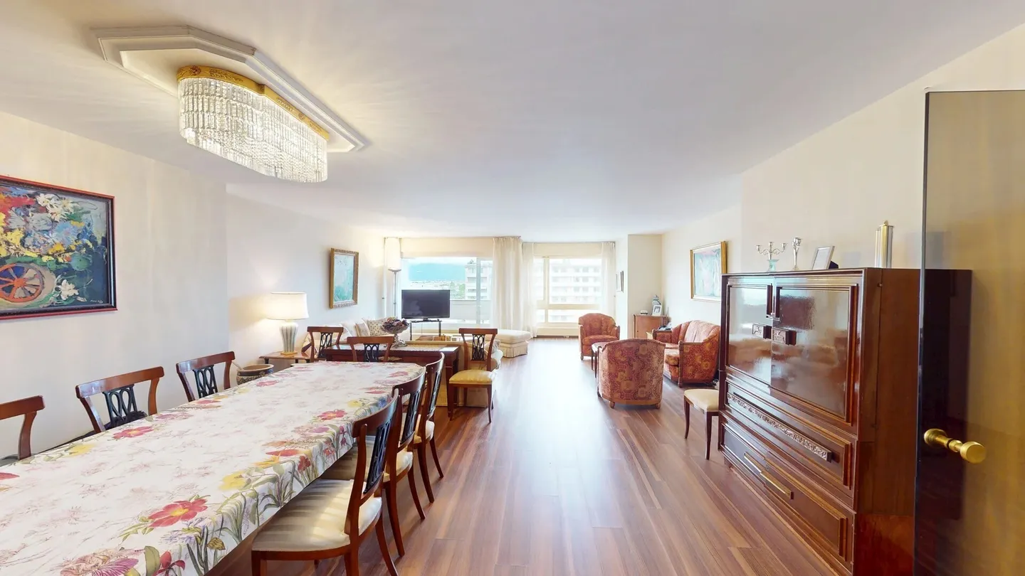 Large apartment on a high floor with great renovation potential. - Photo 4 of 6