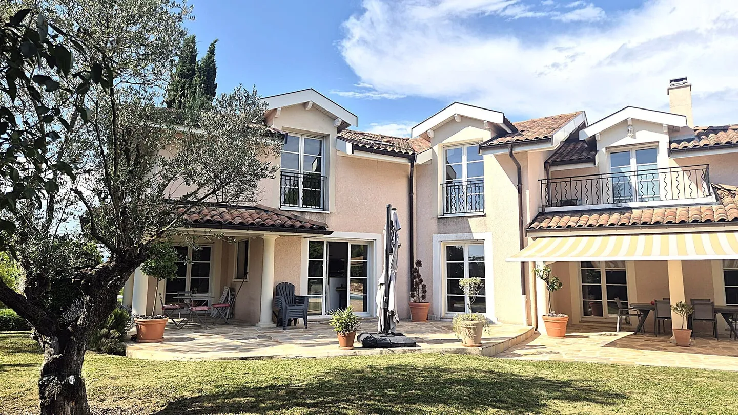 Villa exceptionnelle avec piscine - Photo 6 sur 13