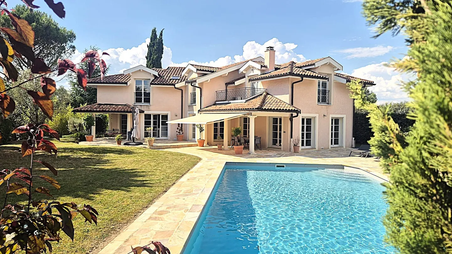 Villa exceptionnelle avec piscine - Photo 1 sur 13