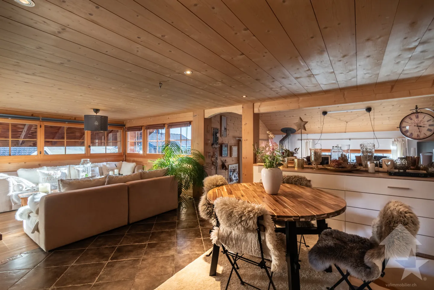Val-d'Illiez, magnificent chalet with 3 apartments - Photo 2 of 13