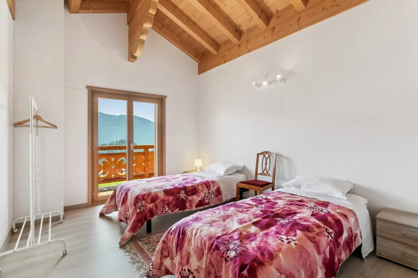 Stunning chalet with breathtaking views of the Alps - Photo 7 of 13