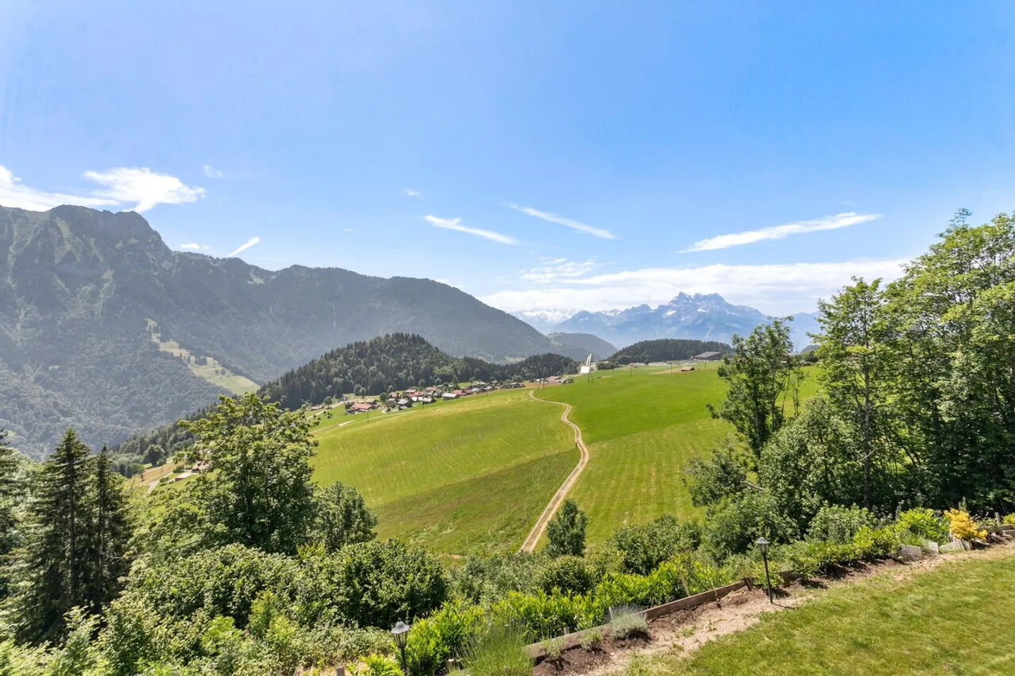 Stunning chalet with breathtaking views of the Alps - Photo 13 of 13