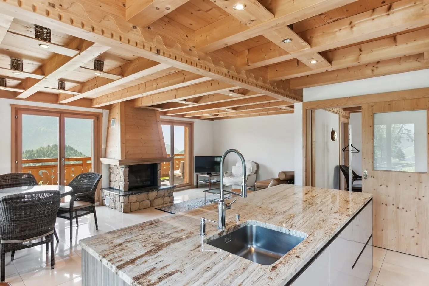 Stunning chalet with breathtaking views of the Alps - Photo 2 of 13