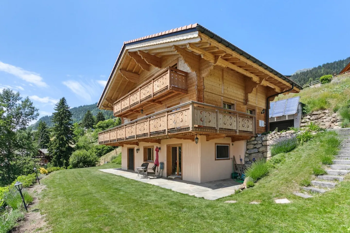 Stunning chalet with breathtaking views of the Alps - Photo 3 of 13