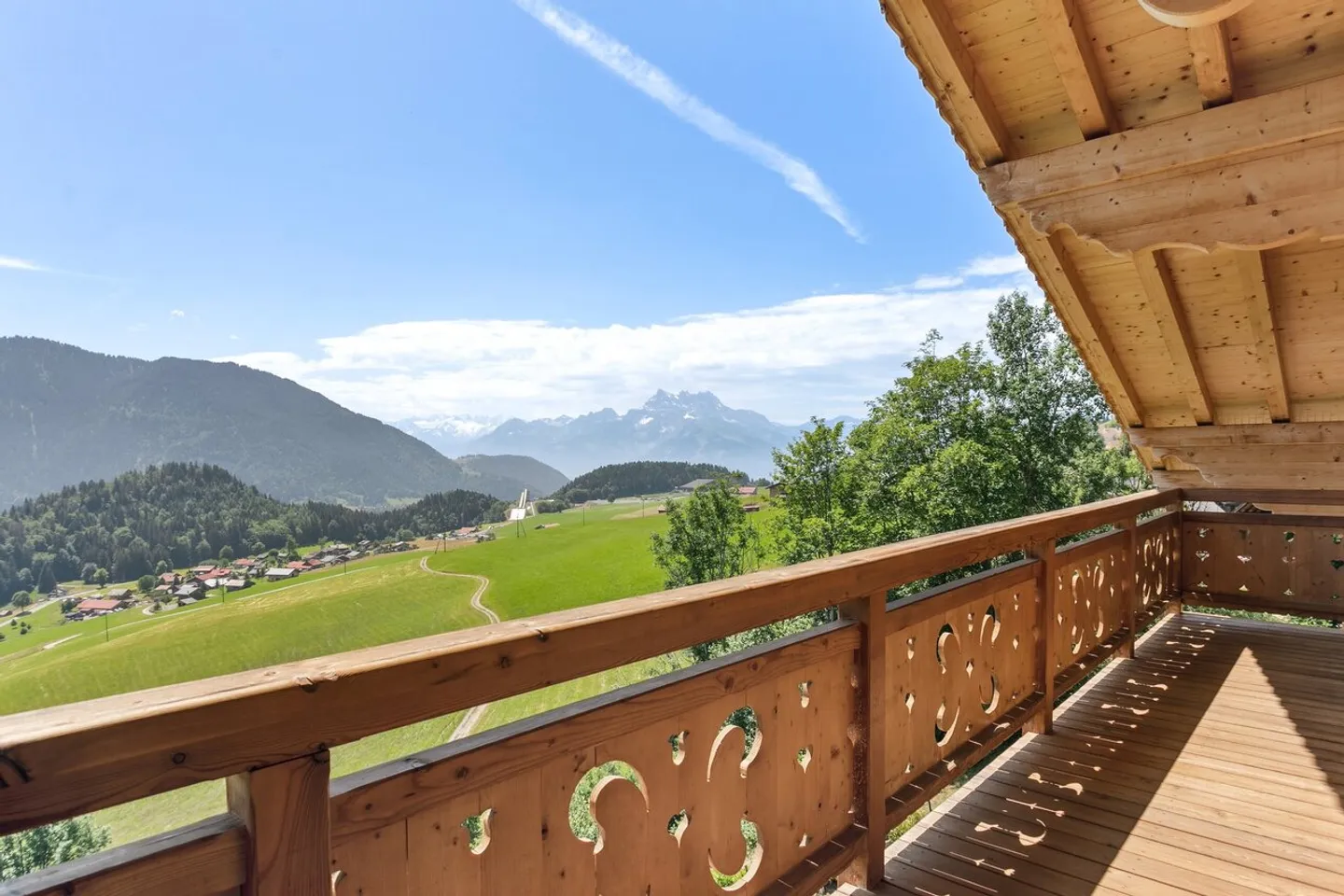 Stunning chalet with breathtaking views of the Alps - Photo 1 of 13