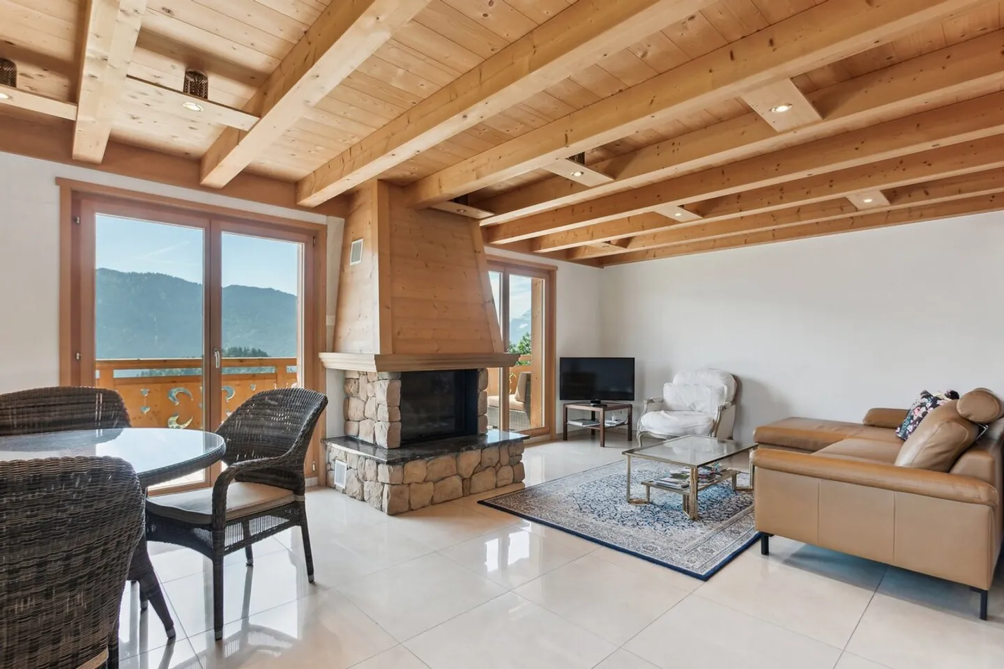 Stunning chalet with breathtaking views of the Alps - Photo 4 of 13