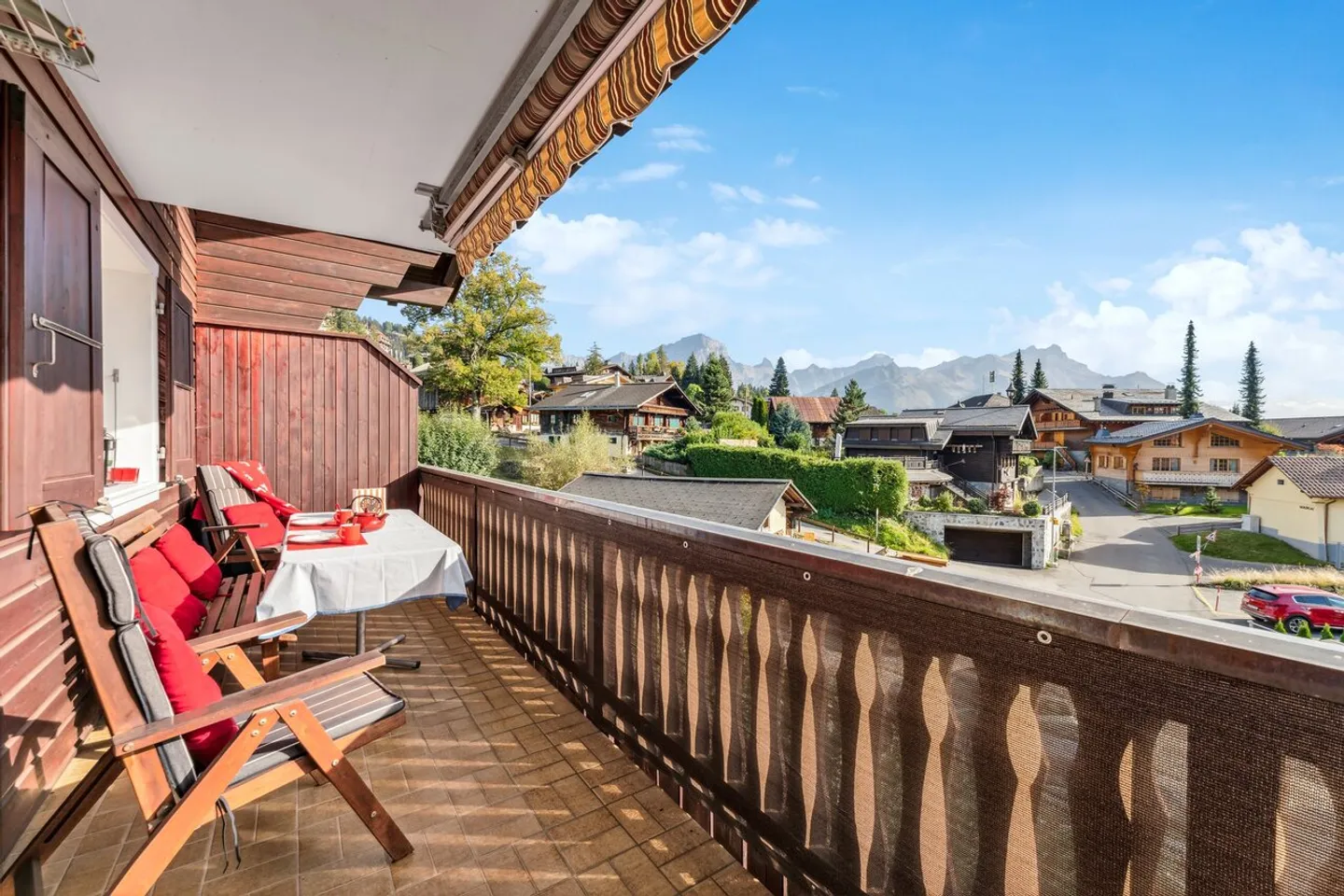 Villars Zentrum, charmante 3.5p renoviert, Box, Balkone, schöne Aussicht! - Foto 3 von 13