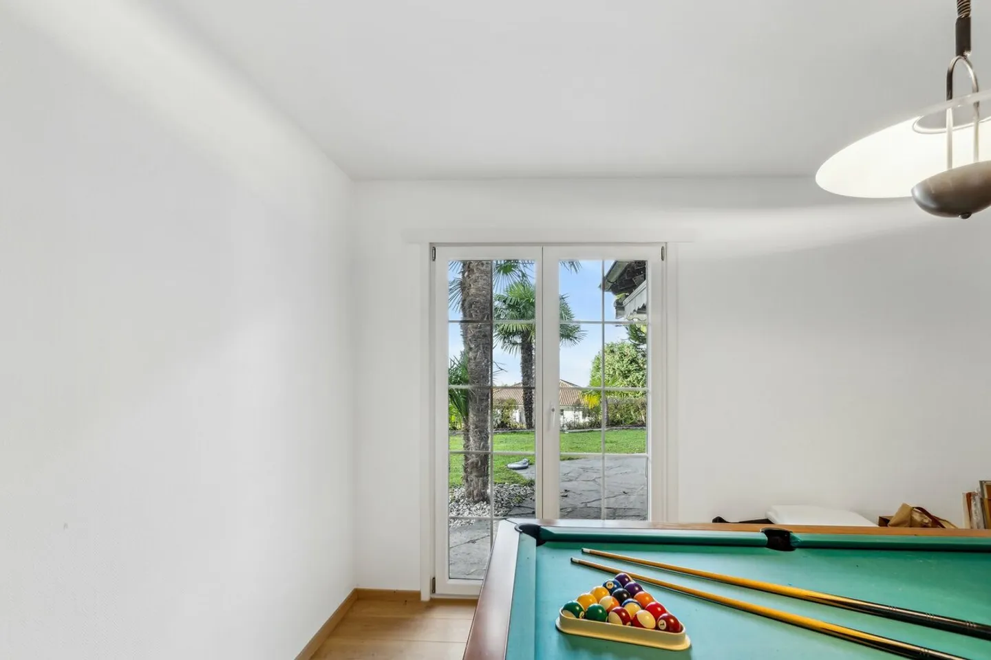 Villa a un piano, grande giardino con piscina e jacuzzi, vista lago - Foto 10 di 13