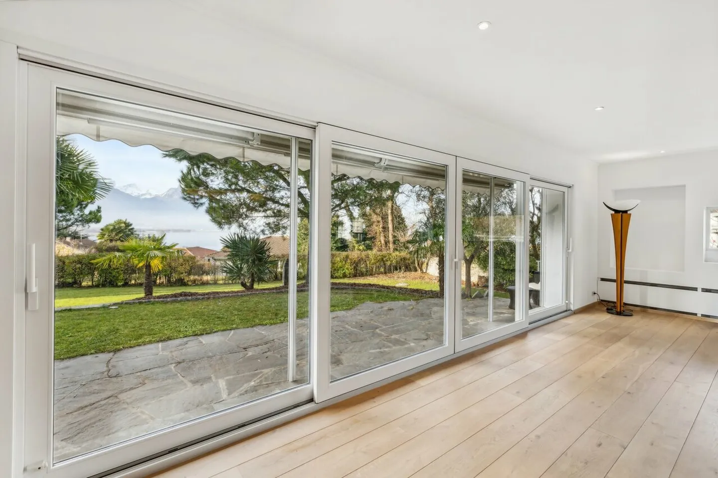 Villa a un piano, grande giardino con piscina e jacuzzi, vista lago - Foto 8 di 13