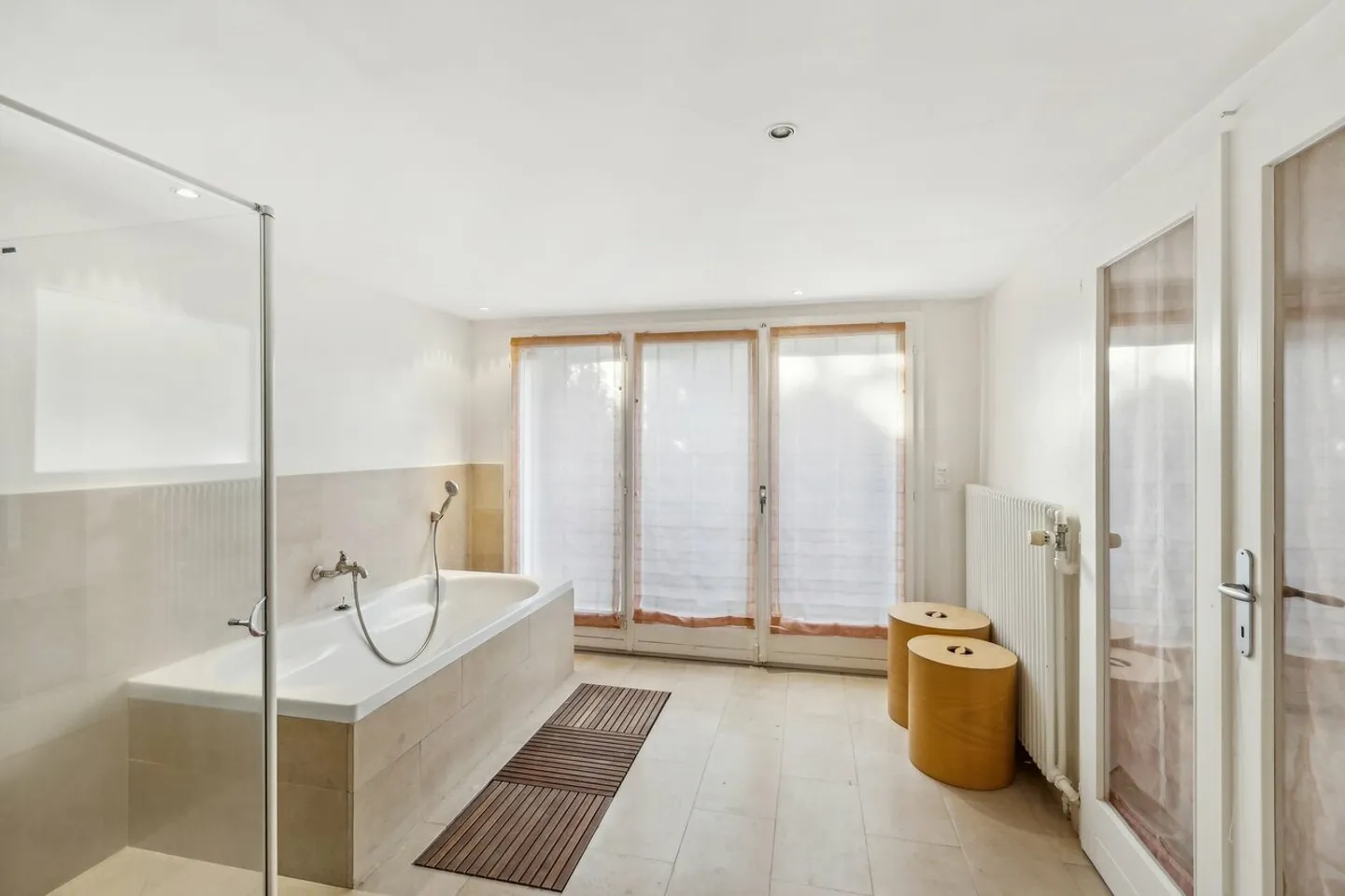 Villa a un piano, grande giardino con piscina e jacuzzi, vista lago - Foto 12 di 13