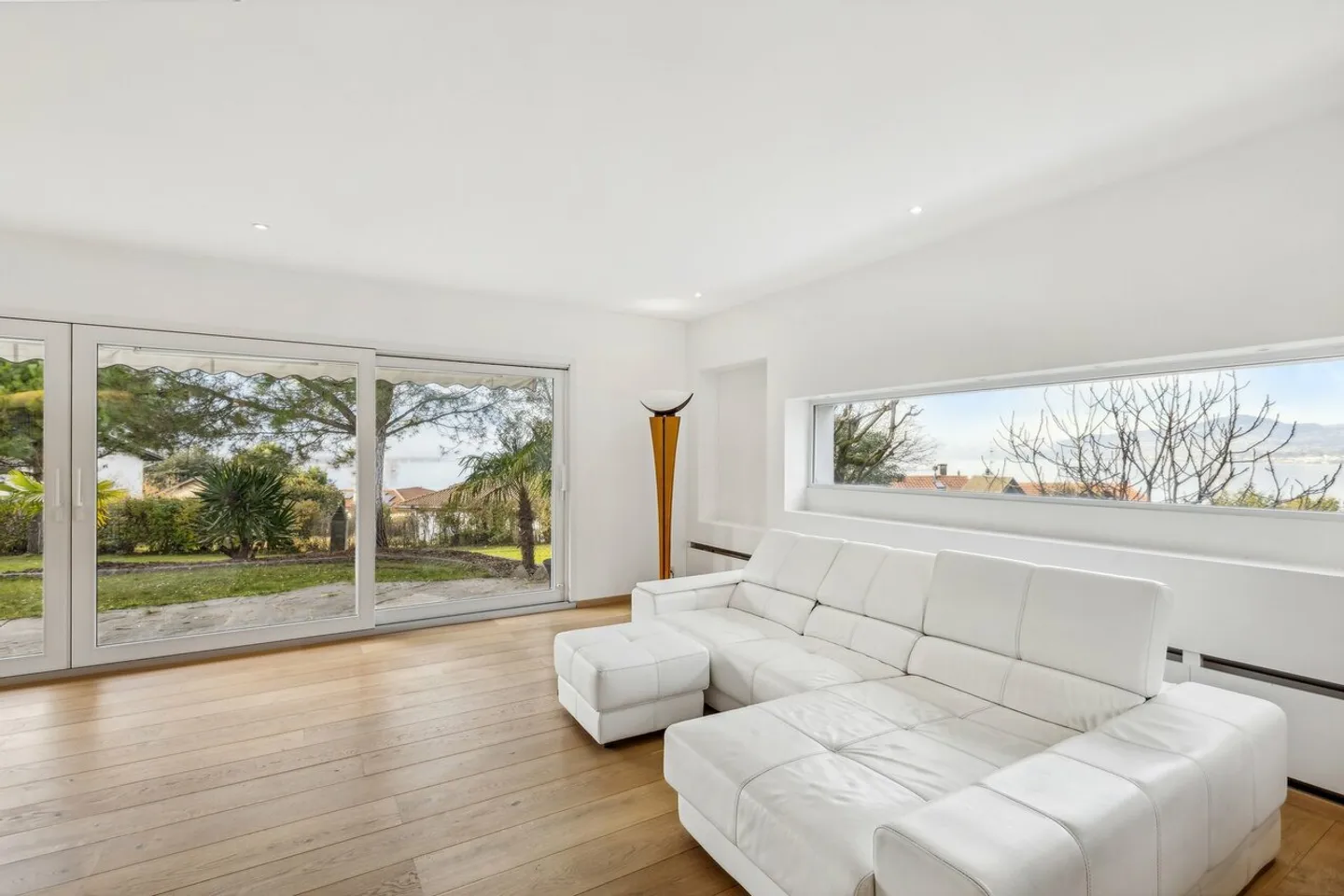 Villa a un piano, grande giardino con piscina e jacuzzi, vista lago - Foto 7 di 13