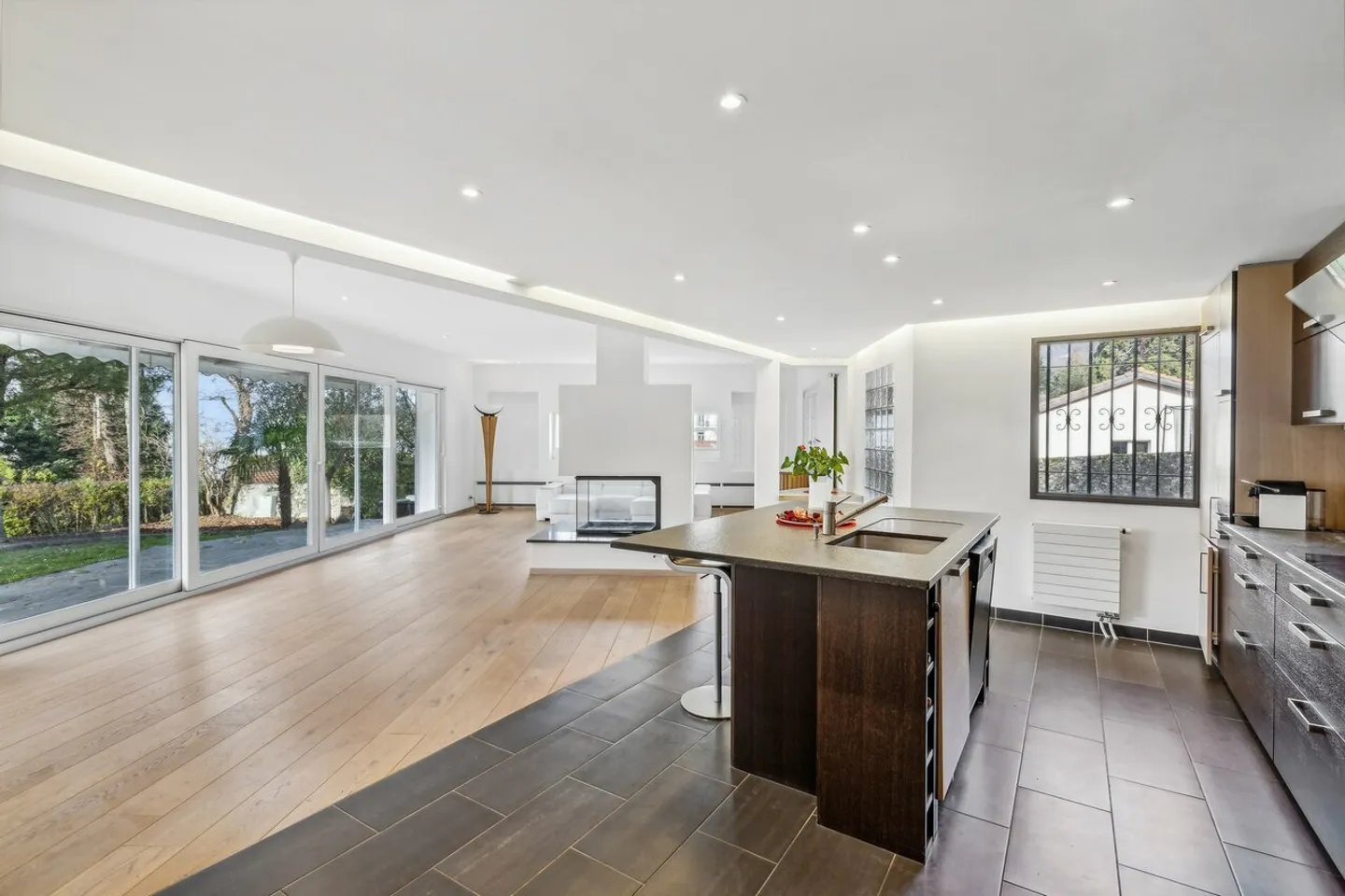 Villa a un piano, grande giardino con piscina e jacuzzi, vista lago - Foto 5 di 13
