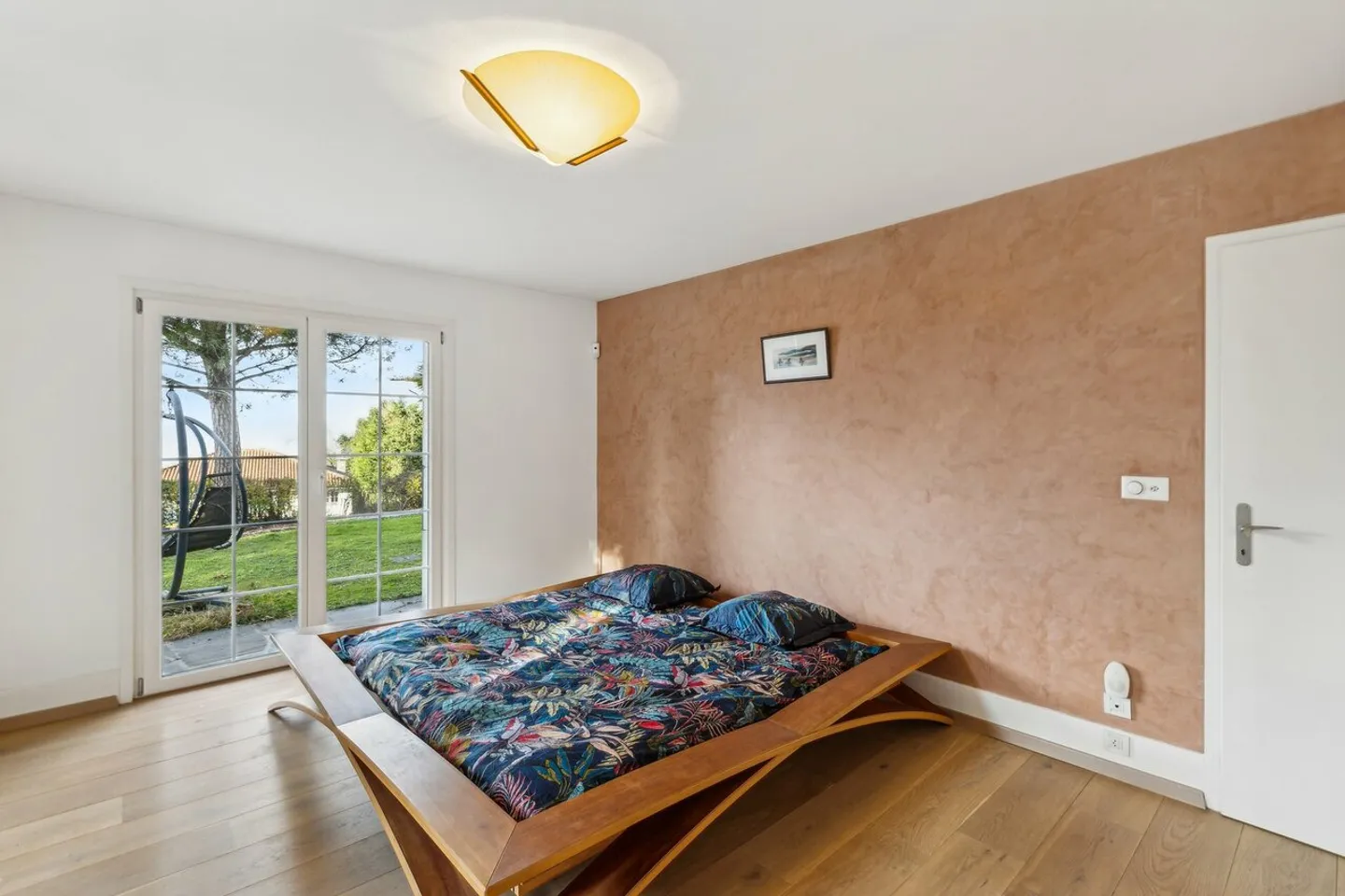 Villa a un piano, grande giardino con piscina e jacuzzi, vista lago - Foto 9 di 13