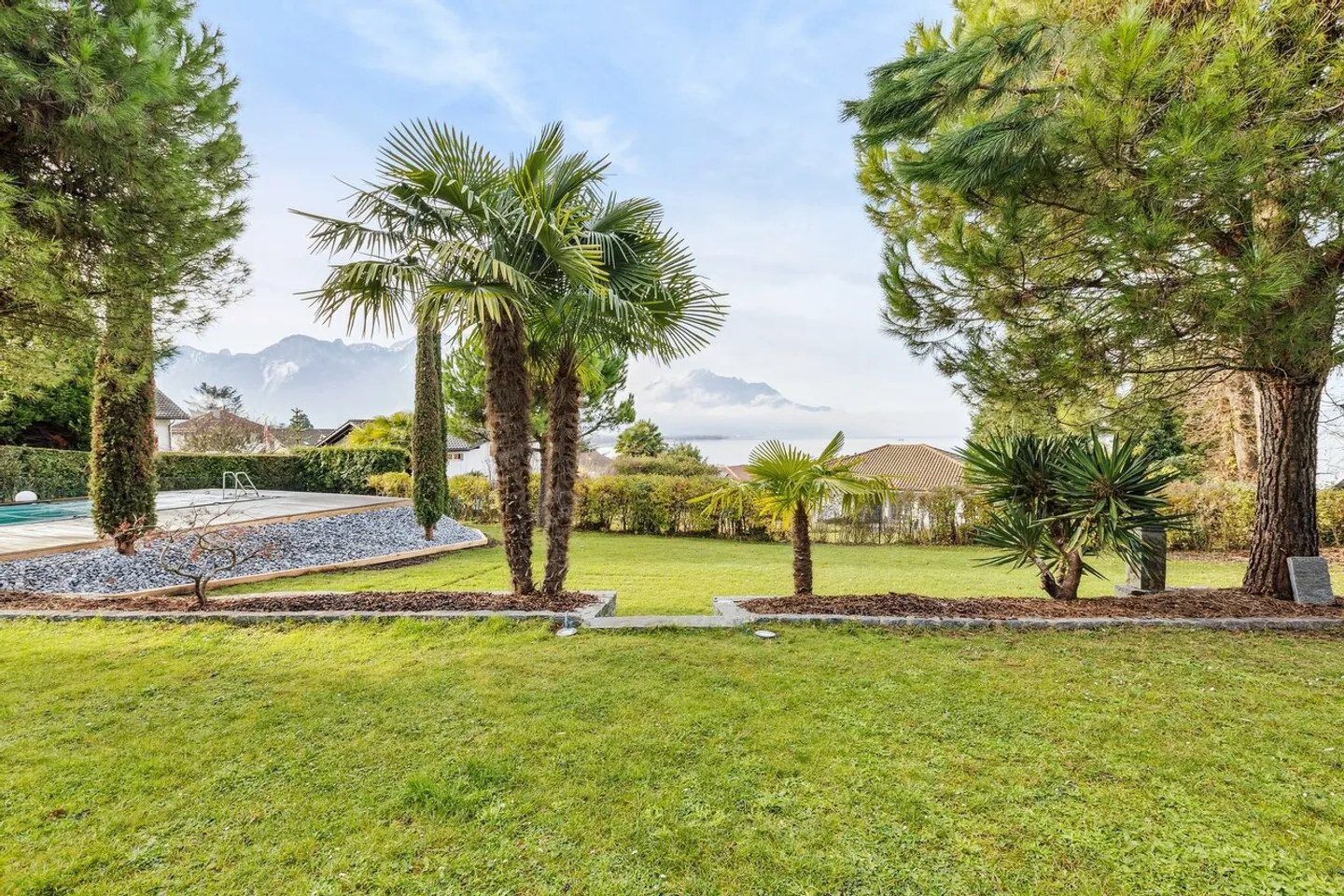 Villa a un piano, grande giardino con piscina e jacuzzi, vista lago - Foto 3 di 13