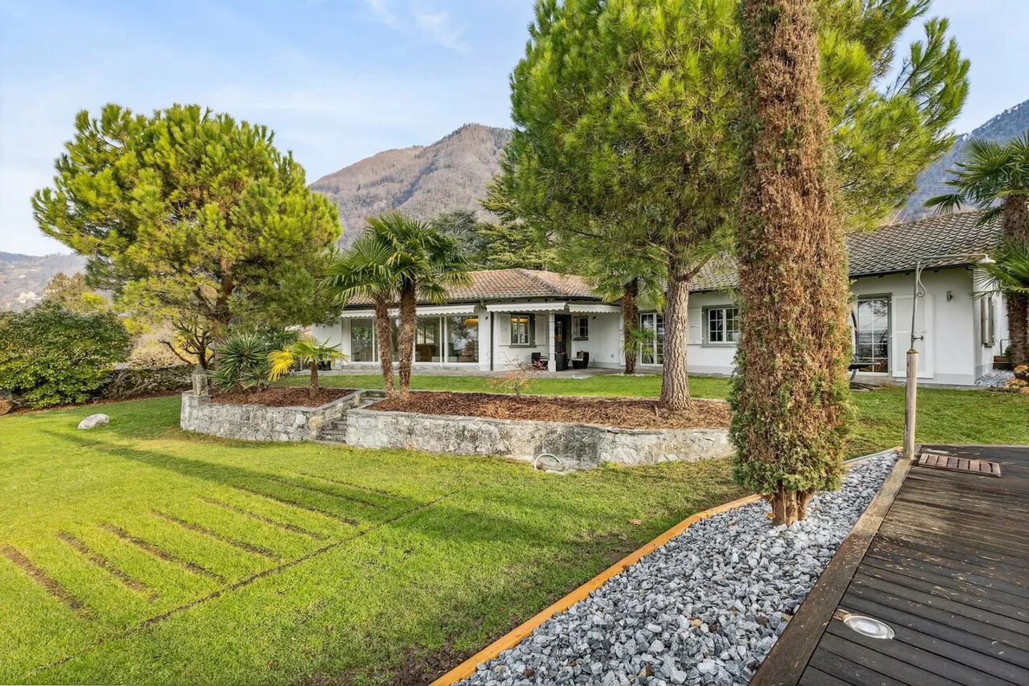 Villa a un piano, grande giardino con piscina e jacuzzi, vista lago - Foto 1 di 13